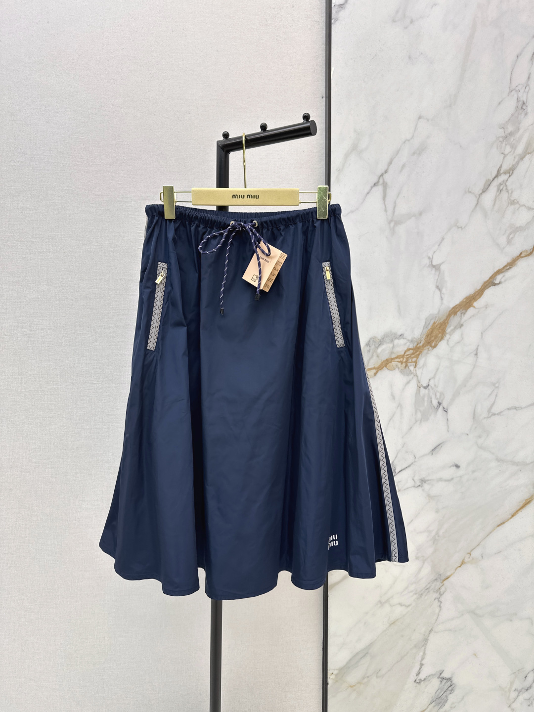 NO:758734,Miu 26Ss————The latest spring and summer nylon casual suit hooded jacket + elastic waist skirt. The dressing function has always been particularly powerful. This can be matched with any combination to create a taller and slimmer upper body effect, with a handsome and casual American high-street temperament!  Highly recommended for self-retention!  Breathable and silky, cool-feeling technical fabric creates a naked and comfortable feel. The most indispensable one. Available in one color. sml,,miumiu,skirts,jackets & coats,jackets & coats,hats,19860909Miu 26Ss————春夏最新款尼龙休闲套装连帽夹克外套+松紧腰半裙 穿搭功能一直是特别强大 这款任意搭配 打造显高显瘦的上身效果,美式高街帅气随性气质！强烈推荐自留款！透气丝滑 冰凉感科技面料 打造裸感舒适 最最不可或缺的一款 一色现货发售sml,,miumiu,skirts,jackets & coats,jackets & coats,hats,,Women's clothing