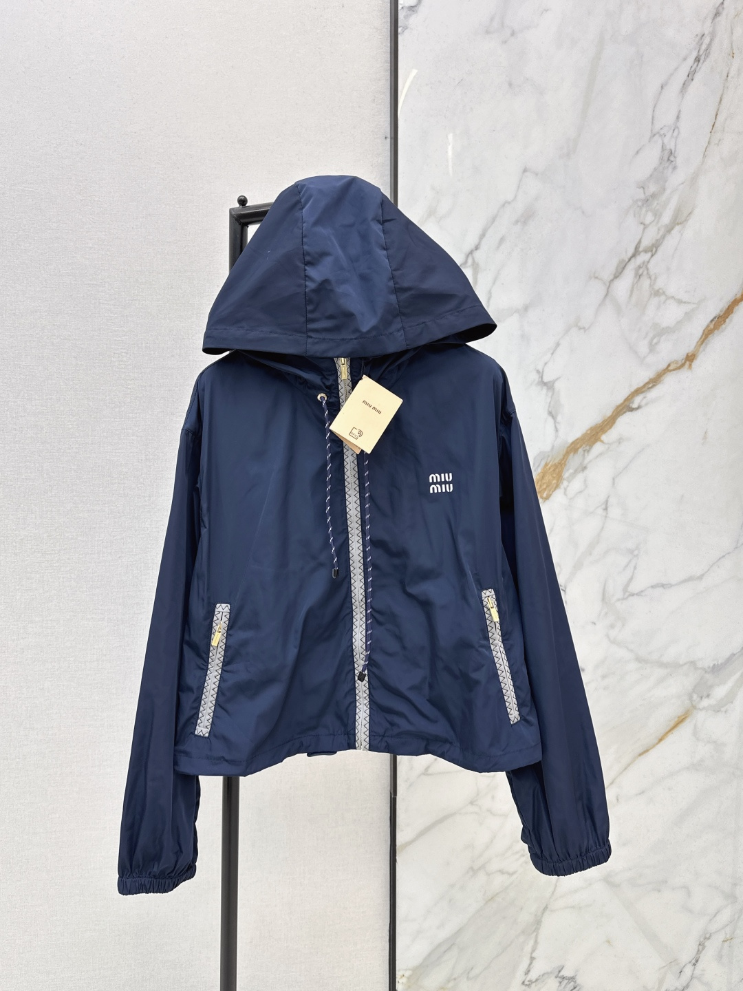 NO:758728,Miu 26Ss————The latest spring and summer nylon casual suit hooded jacket + elastic waist skirt. The dressing function has always been particularly powerful. This can be matched with any combination to create a taller and slimmer upper body effect, with a handsome and casual American high-street temperament!  Highly recommended for self-retention!  Breathable and silky, cool-feeling technical fabric creates a naked and comfortable feel. The most indispensable one. One color ready for sale sml. Outside,,miumiu,skirts,jackets & coats,jackets & coats,hats,19860909Miu 26Ss————春夏最新款尼龙休闲套装连帽夹克外套+松紧腰半裙 穿搭功能一直是特别强大 这款任意搭配 打造显高显瘦的上身效果,美式高街帅气随性气质！强烈推荐自留款！透气丝滑 冰凉感科技面料 打造裸感舒适 最最不可或缺的一款 一色现货发售sml 外,,miumiu,skirts,jackets & coats,jackets & coats,hats,,Women's clothing