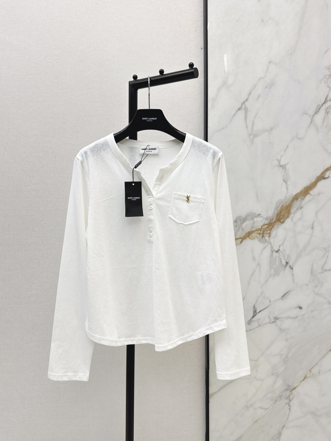 NO:758720,190SL 26Ss————The latest spring and summer long-sleeved top with logo embroidery. Classic logo on the chest. Perfect embellishment. It looks great when worn alone or with a jacket. The fabric is skin-friendly, comfortable and soft. It is simple and elegant. It shows off the body proportions. One color. Ready for sale. SML,, loro piana, jackets & coats,19860909190SL 26Ss————春夏最新款logo刺绣长袖上衣 胸前经典logo 完美点缀 单穿或者搭配外套都是超级好看面料亲肤舒适柔软身上简约大气 超显身材比例一色现货发售sml,,loro piana,jackets & coats,,Women's clothing