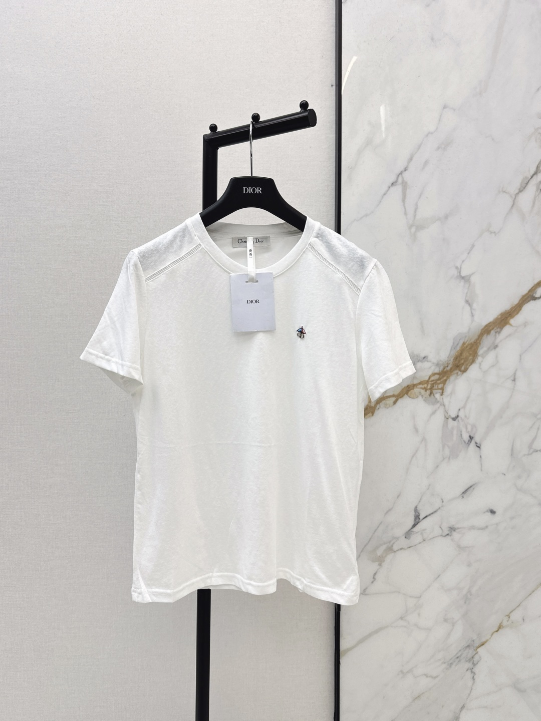 NO:758713,CD 26Ss————The latest minimalist style white T-shirt for spring and summer is very dense and feels super good. The details are perfect. The regular version. The upper body is not picky at all, simple and generous. Instantly enhances the temperament. One color ready for sale sml, tees, t-shirt,19860909CD 26Ss————春夏最新款极简风白色T恤密度很高手感超好 细节完美 常规版型 上身完全不挑人简单大方 瞬间提升气质 一色现货发售sml,,tees，t-shirt,,Women's clothing