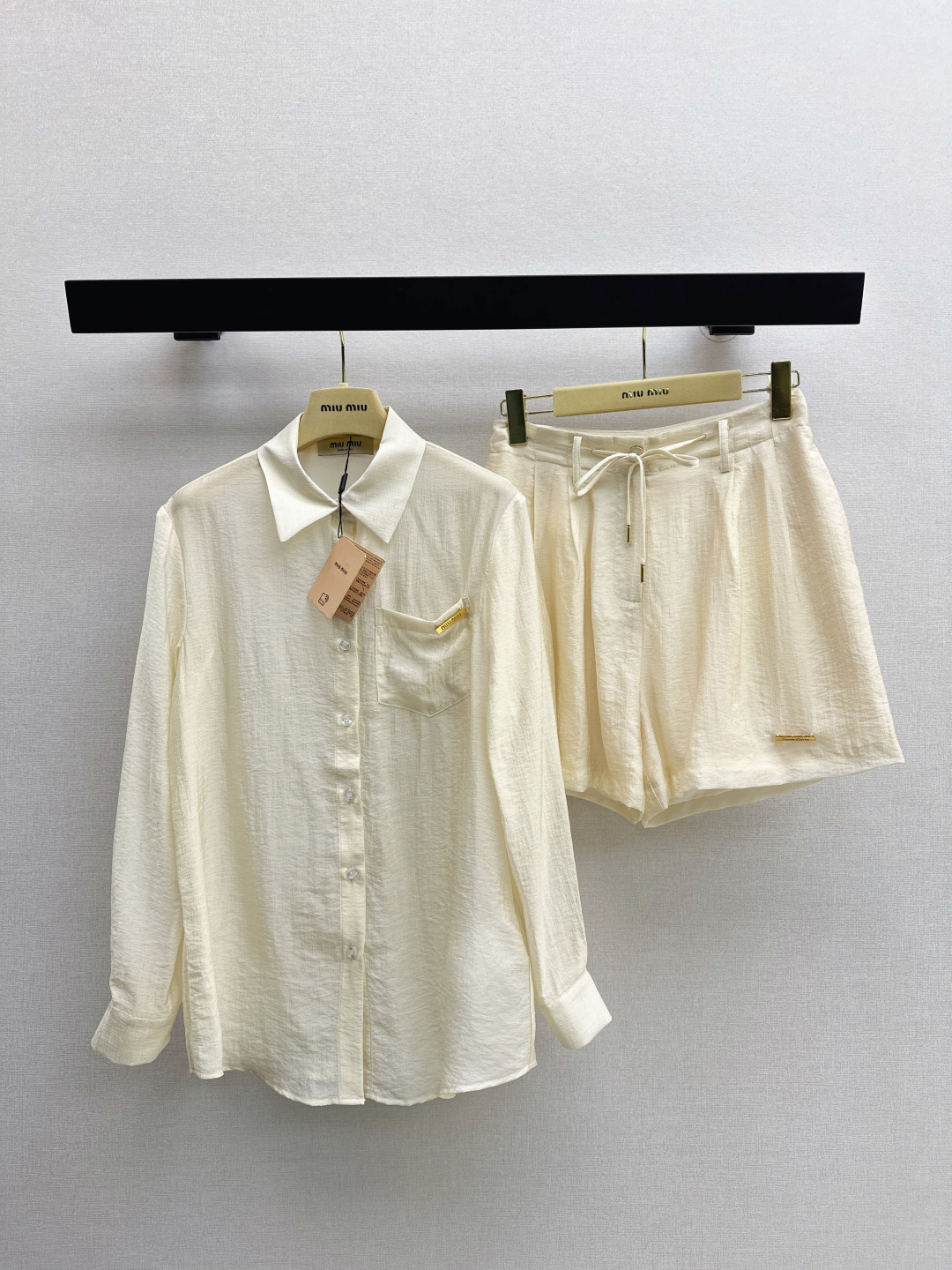 NO:758754,Miu 26Ss————The latest casual suit for spring and summer has always been particularly powerful. This can be matched with any combination to create a taller and slimmer upper body effect. American high street handsome and casual temperament. Highly recommended for personal use. Breathable and silky. Single-layer fabric. Cool-feeling technical fabric creates a naked feeling. The most indispensable one. Available in one set. Two colors available for sale sml,,miumiu,19860909Miu 26Ss————春夏最新款休闲套装穿搭功能一直是特别强大 这款任意搭配 打造显高显瘦的上身效果 美式高街帅气随性气质 强烈推荐自留款 透气丝滑 单层面料 冰凉感科技面料 打造裸感舒适 最最不可或缺的一款 一套出 两色现货发售sml,,miumiu,,Women's clothing