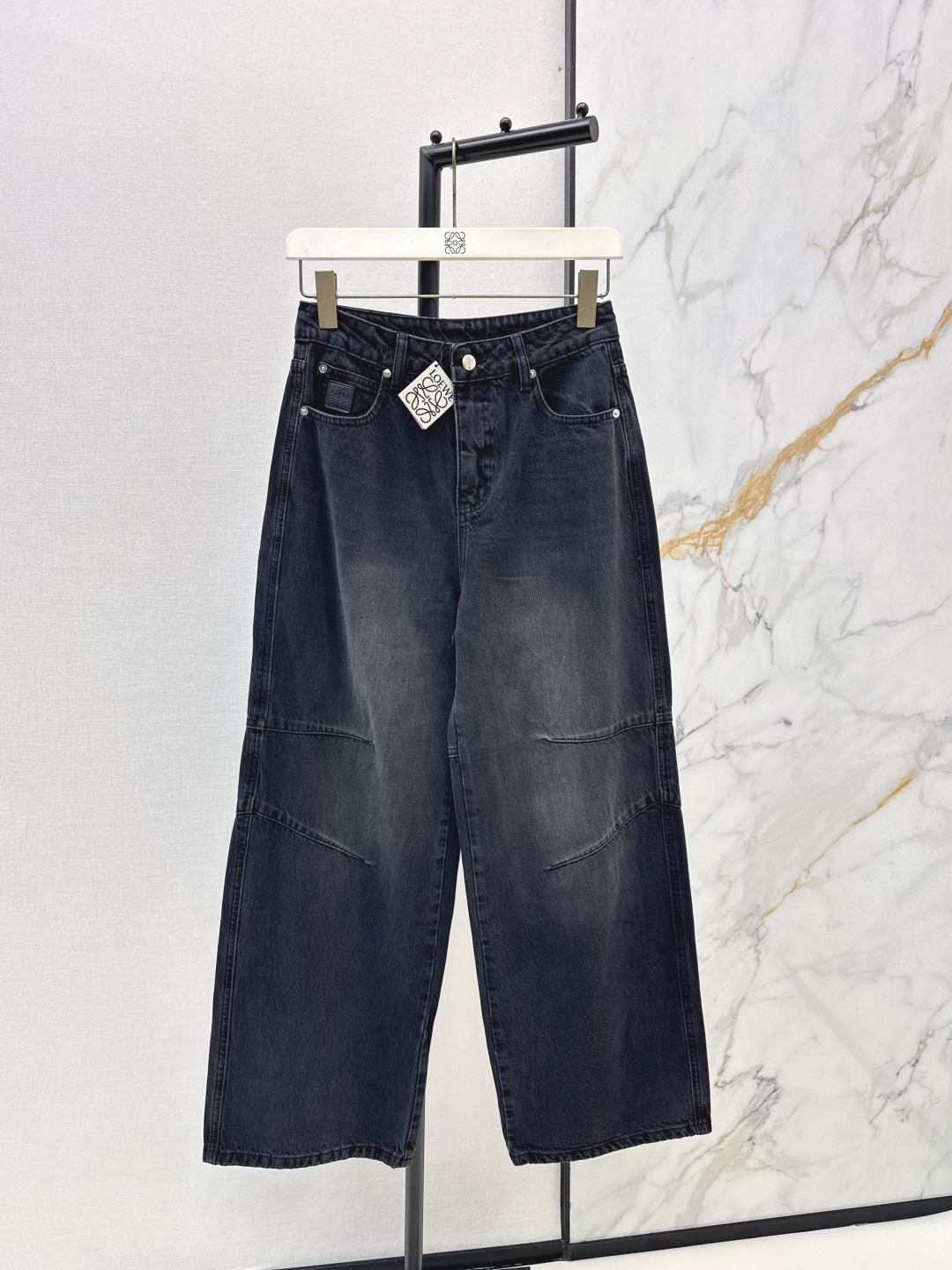 NO:758749,Loe 26Ss - the latest straight-leg jeans for early spring. The whole piece is three-dimensional. It is all-round and refined to be worn by celebrities. The upper body is super covered and the legs are slim. It is a great item to match. It is simple. It can be worn with a refreshing and fashionable sense of high-end. It is elegant and fashionable in daily life. It is very versatile. The color is very beautiful. The fabric is high-end and textured. A must-have for dates and shopping. Two colors are available for sale smlxlxxl,,loewe,jeans,19860909Loe 26Ss————早春最新款直筒牛仔裤 整件立体剪裁 全方位精致做明星穿搭 上身超级遮肉显瘦 超拉腿部比例 巨好搭配的单品 简简单单 穿出清爽时髦的高级感 日常优雅又时髦巨百搭 颜色很好看 面料高级又有质感 约会逛街必备 两色现货发售smlxlxxl,,loewe,jeans,,Women's clothing