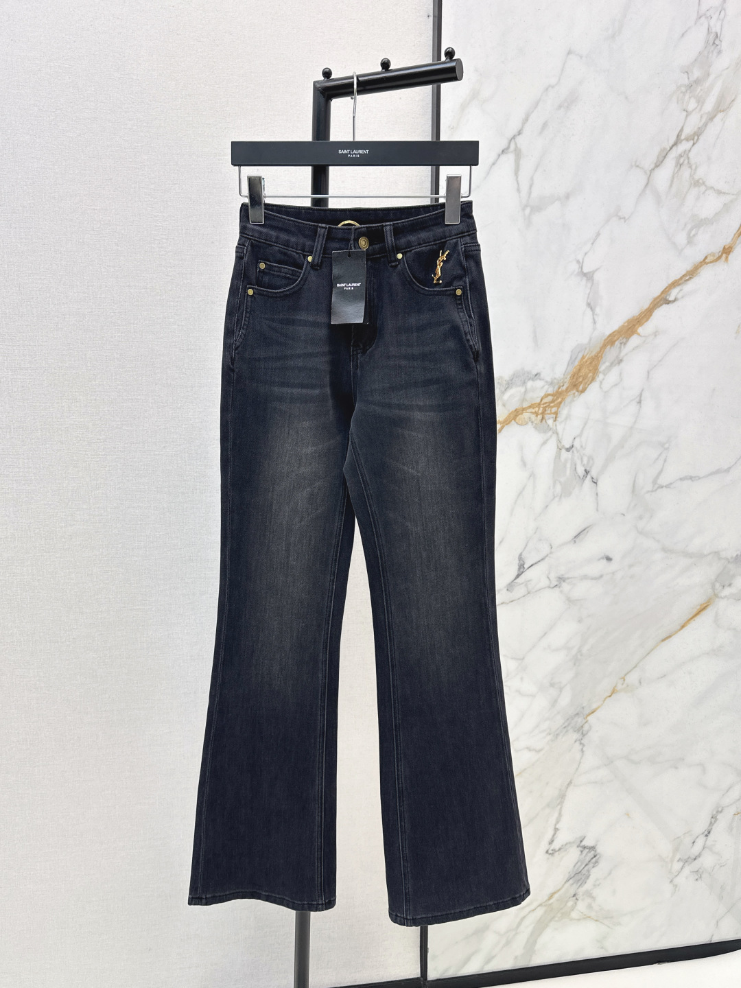 NO:758742,240SL 26Ss————The latest micro-flare slim-fitting jeans for early spring. The whole piece is three-dimensional. It is all-round exquisite and can be worn by celebrities. The upper body is super covered and the legs are slim. It is a great item to match. It is simple and refreshing. It has a refreshing and fashionable sense of high-end. It is elegant and fashionable in daily life. It is very versatile. The color is beautiful. The fabric is high-end and texture. A must-have for dates and shopping. Two colors are available for sale smlxlxxl,,loro piana,jeans,19860909240SL 26Ss————早春最新款微喇修身牛仔裤 整件立体剪裁 全方位精致做明星穿搭 上身超级遮肉显瘦 超拉腿部比例 巨好搭配的单品 简简单单 穿出清爽时髦的高级感 日常优雅又时髦巨百搭 颜色很好看 面料高级又有质感 约会逛街必备 两色现货发售smlxlxxl,,loro piana,jeans,,Women's clothing