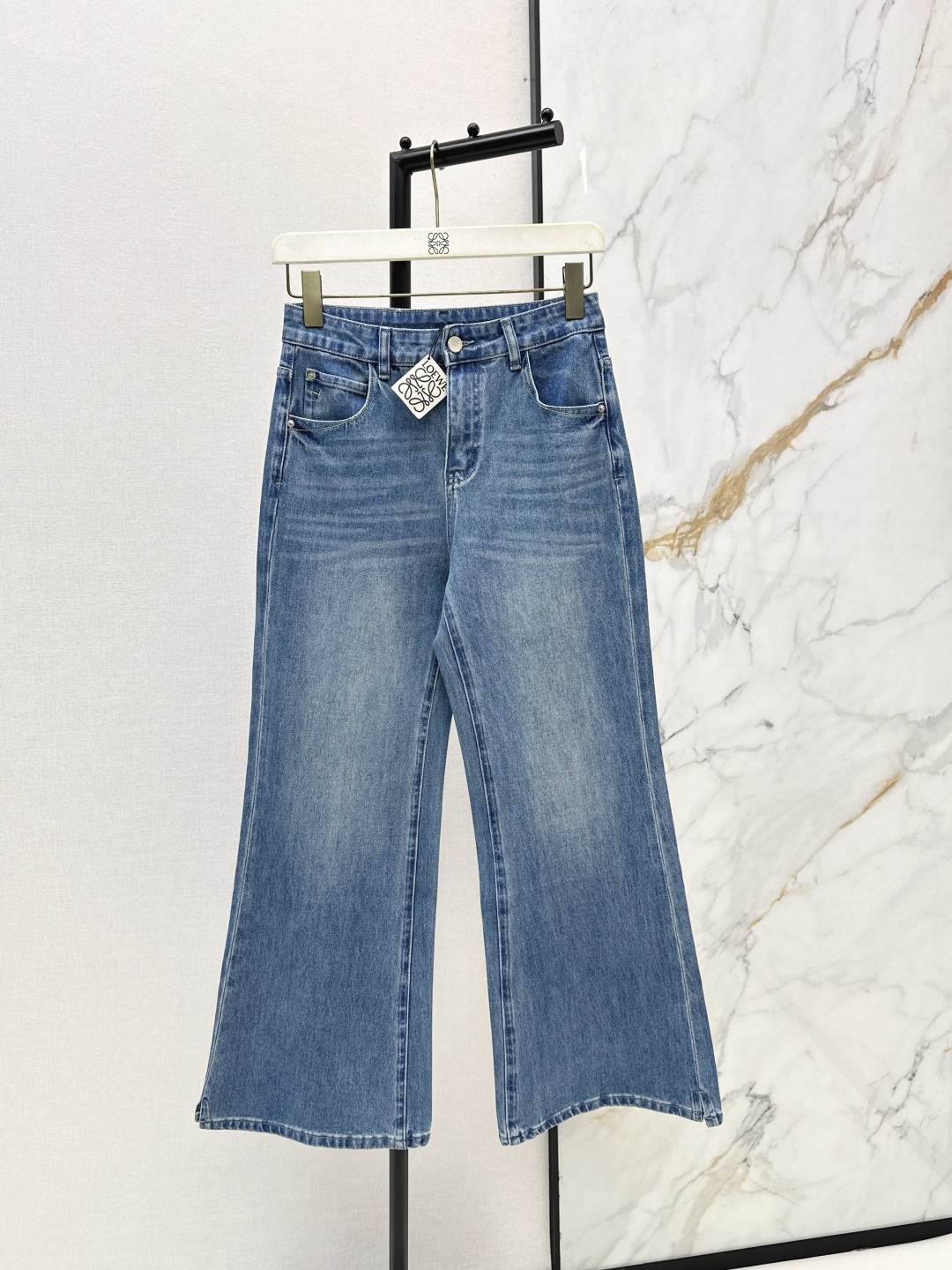 NO:758735,Loe 26Ss————The latest straight-leg nine-point jeans in early spring. The whole piece is three-dimensional. It is all-round and exquisite to be worn by celebrities. The upper body is super covered and the legs are slim. It is a great item to match. It is simple. It can be worn with a refreshing and fashionable sense of high-end. It is elegant and fashionable in daily life. It is very versatile. The color is very beautiful. The fabric is high-end and texture. A must-have for dates and shopping. One color ready for sale smlxlxxl,,loewe,jeans,19860909Loe 26Ss————早春最新款直筒九分牛仔裤 整件立体剪裁 全方位精致做明星穿搭 上身超级遮肉显瘦 超拉腿部比例 巨好搭配的单品 简简单单 穿出清爽时髦的高级感 日常优雅又时髦巨百搭 颜色很好看 面料高级又有质感 约会逛街必备 一色现货发售smlxlxxl,,loewe,jeans,,Women's clothing