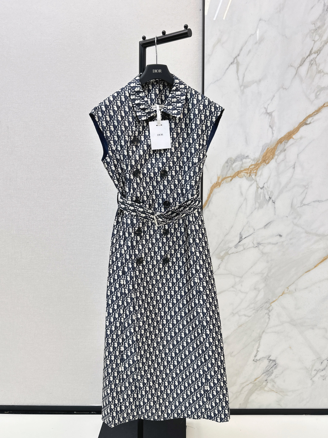 NO:758727,CD 26Ss————The latest spring and summer logo jacquard double-breasted long vest dress. The H-shaped design can well modify the neck line. The upper body temperament is immediately improved. The customized button version is very beautiful on the upper body. The color is super white. One color ready for sale sml,,skirts,19860909CD 26Ss————春夏最新款logo提花双排扣长款马甲连衣裙H版型设计能很好的修饰颈部线条 上身气质立马提升 定制纽扣版型上身巨好看 颜色超显白 一色现货发售sml,,skirts,,Women's clothing