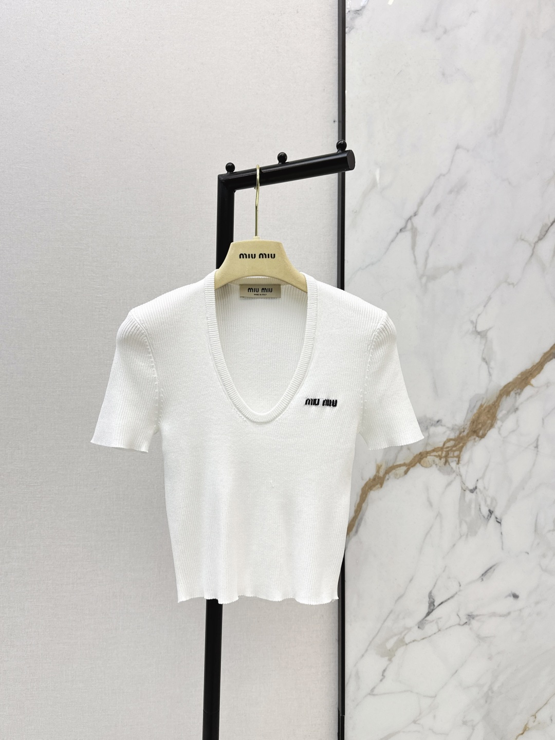 NO:758719,Miu 26Ss————The latest Miu style for early spring. The knitted short-sleeved three-dimensional texture is exquisite and breathable. The V-neck version can also raise the waistline. The soft and waxy knitted fabric is close to the skin and comfortable. Paired with a white skirt, it is a gentle and ladylike style. It keeps turning heads~ Two colors are available now. sml,, miu, skirts, T-shirt,19860909Miu 26Ss————早春最新款缪系穿搭针织短袖立体纹理精致又透气 V领版型还能拉高腰线 软糯的针织面料贴肤又舒服 搭白色半身裙是温柔大小姐风 回头率直接拉满～两色现货发售sml,,miumiu,skirts,T-shirt,,Women's clothing