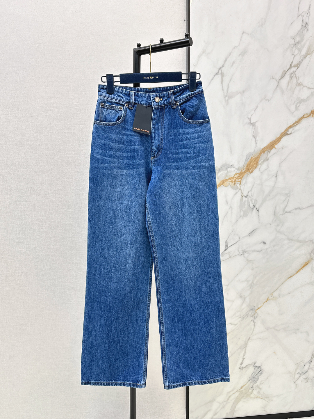 NO:758712,Popular recommendation: Ljia 26Ss - the latest spring and summer washed original color denim MONOGRAM white leather brand jeans, classic, fashionable and high-end, original customized denim denim fabric, classic mid-high waist straight leg design, versatile and not flattering, making the upper body look slimmer. Highly recommended casual temperament items. Customized leather brand hardware accessories. One color ready for sale sml,, louis vuitton, jeans,19860909爆单推荐 L家 26Ss————春夏最新款水洗原色丹宁MONOGRAM白皮牌牛仔裤经典时髦又高级 原版定制丹宁牛仔面料 经典中高腰直筒裤型设计百搭不挑人上身巨显瘦 强烈推荐休闲气质单品 定制皮牌五金配件 一色现货发售sml,,louis vuitton,jeans,,Women's clothing