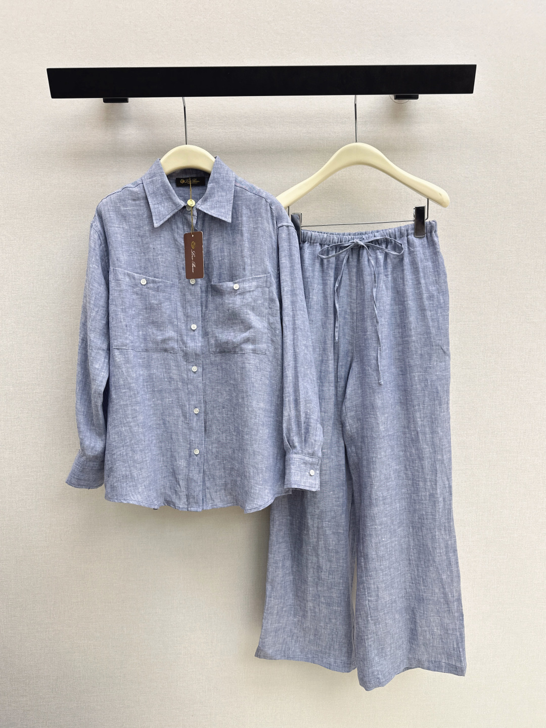 NO:800556,460L 26Ss————The latest linen temperament suit for spring and summer. Minimalist style shirt + elastic waist straight pants. The upper body looks thin and tall. The gentle and elegant feeling without losing the aura. The exquisite visual version looks slim but not attractive. Available in one set. Two colors available for sale sml,,loro piana,shirts,19860909460L 26Ss————春夏最新款亚麻气质套装 极简风衬衫+松紧腰直筒裤 上身显瘦又高挑 不失气场的温柔优雅感 精致既视感版型显瘦不挑人 一套出 两色现货发售sml,,loro piana,shirts,,Women's clothing