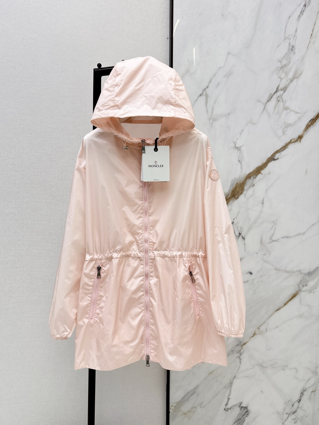 NO:758703,MC 26Ss————The latest hooded mid-length windbreaker jacket for spring and summer. The classic hooded A-line loose version does not pick up the upper body and makes you look slimmer. It can be sweet or salty, casual and handsome, and has a sporty style. The original custom logo hardware accessories are a must-have series for autumn. They all look good outside. Easily interpret the fashionable and casual sense of high-end. Three colors are available for sale 0/1/2,,jackets & coats,hats,19860909MC 26Ss————春夏最新款连帽中长款风衣外套 经典连帽A字宽松版型不挑人上身巨显瘦 可甜可盐休闲帅气运动风 原版定制logo五金配件 秋天必入系列 外搭都很好看 轻松演绎时髦随性的高级感 三色现货发售0/1/2,,jackets & coats,hats,,Women's clothing