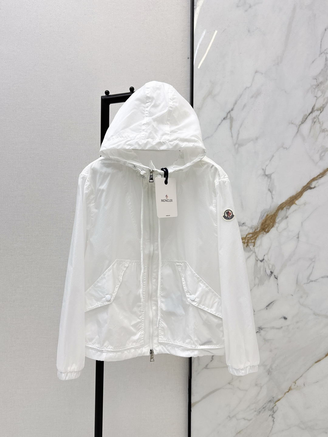 NO:758688,MC 26Ss————The latest short design hooded windbreaker jacket for spring and summer is light and practical. It is a basic item for daily wardrobe. It is made of transparent windbreaker fabric. It is handsome and fashionable. Three colors are available for sale 0/1/2,,jackets & coats,hats,19860909MC 26Ss————春夏最新小短款设计连帽风衣外套轻盈而实用 是日常衣橱的基础款单品 采用通透的风衣面料 帅气时髦范儿 三色现货发售0/1/2,,jackets & coats,hats,,Women's clothing