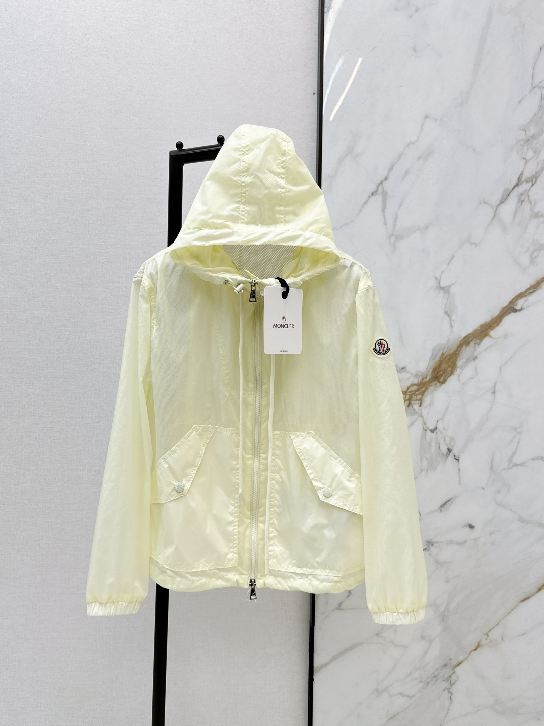 NO:758681,MC 26Ss————The latest short design hooded windbreaker jacket for spring and summer is light and practical. It is a basic item for daily wardrobe. It is made of transparent windbreaker fabric. It is handsome and fashionable. Three colors are available for sale 0/1/2,,jackets & coats,hats,19860909MC 26Ss————春夏最新小短款设计连帽风衣外套轻盈而实用 是日常衣橱的基础款单品 采用通透的风衣面料 帅气时髦范儿 三色现货发售0/1/2,,jackets & coats,hats,,Women's clothing