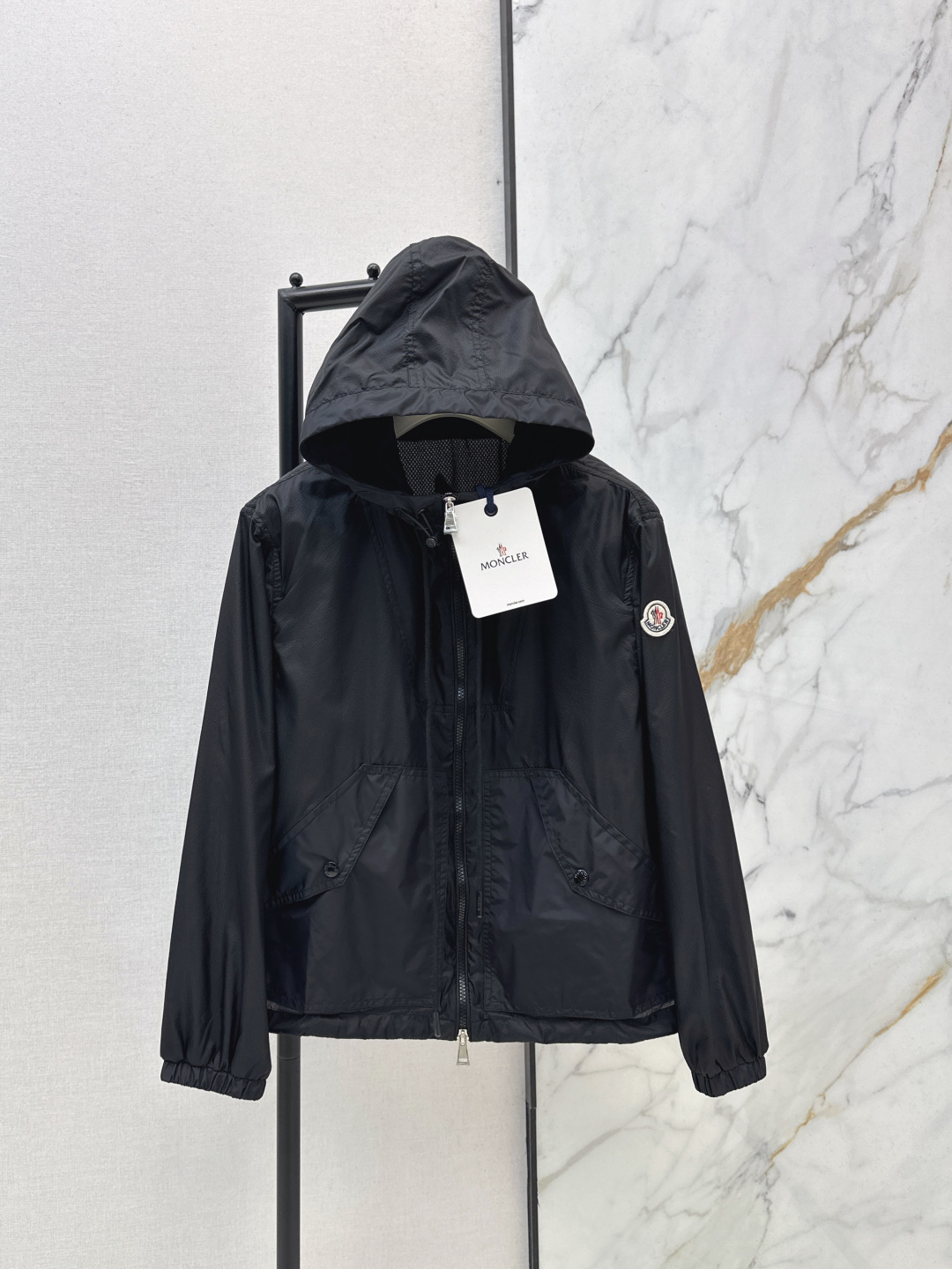 NO:758676,MC 26Ss————The latest short design hooded windbreaker jacket for spring and summer is light and practical. It is a basic item for daily wardrobe. It is made of transparent windbreaker fabric. It is handsome and fashionable. Three colors are available for sale 0/1/2,,jackets & coats,hats,19860909MC 26Ss————春夏最新小短款设计连帽风衣外套轻盈而实用 是日常衣橱的基础款单品 采用通透的风衣面料 帅气时髦范儿 三色现货发售0/1/2,,jackets & coats,hats,,Women's clothing