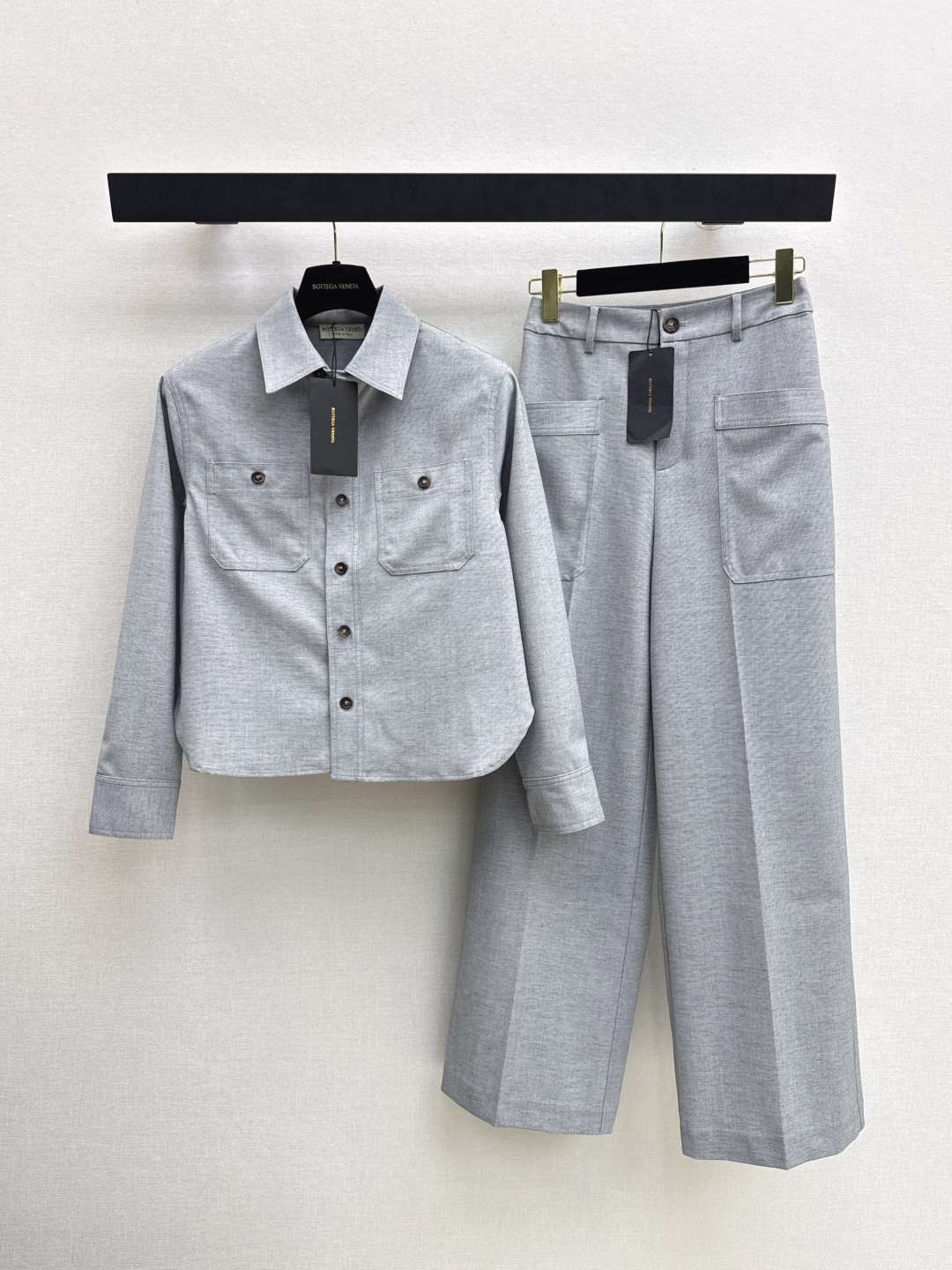 NO:758666,High sense of wear Bv 26Ss————The latest spring and summer gray short small shirt with double pocket decoration, classic version, versatile and casual, capable and casual temperament single product, recommended to match, one color ready for sale sml,,bottega veneta,shirts,19860909高知感穿搭 Bv 26Ss————春夏最新款灰色短款小衬衫双口袋装饰经典版型百搭休闲 干练随性气质单品 推荐一套搭配 一色现货发售sml,,bottega veneta,shirts,,Women's clothing