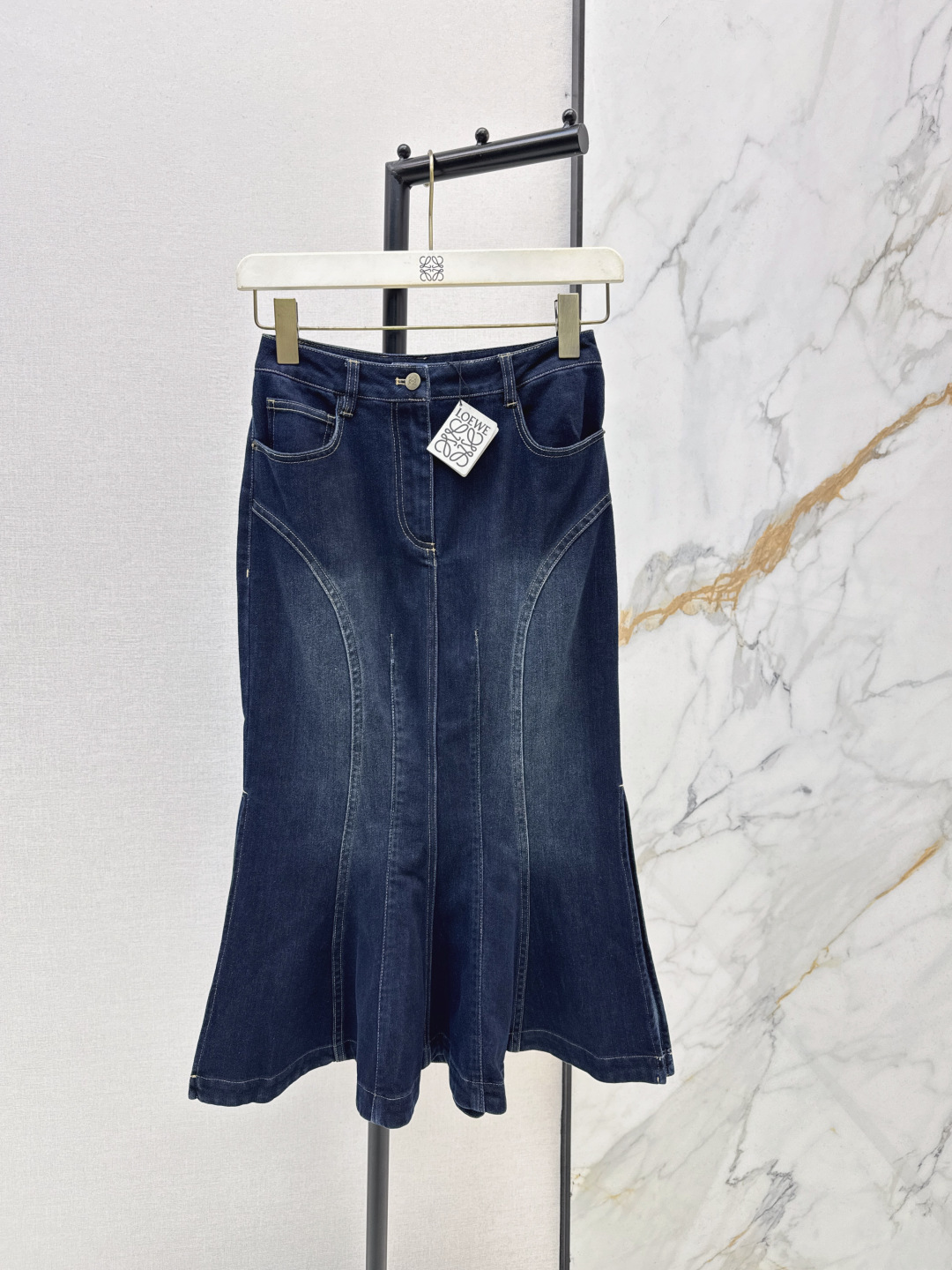 NO:758661,Loe 26Ss————The latest spring and summer new product, original color fishtail skirt, classic mid-high waist, hip-hugging ruffle skirt, cut to concave body curve~ The version is not picky, versatile and fashionable, the upper body is super slim. One color ready for sale sml,,loewe,skirts,19860909Loe 26Ss————春夏最新款新品原色鱼尾半身裙经典中高腰包臀荷叶边裙摆剪裁凹线身材曲线～版型不挑人百搭又时髦上身超显瘦 一色现货发售sml,,loewe,skirts,,Women's clothing