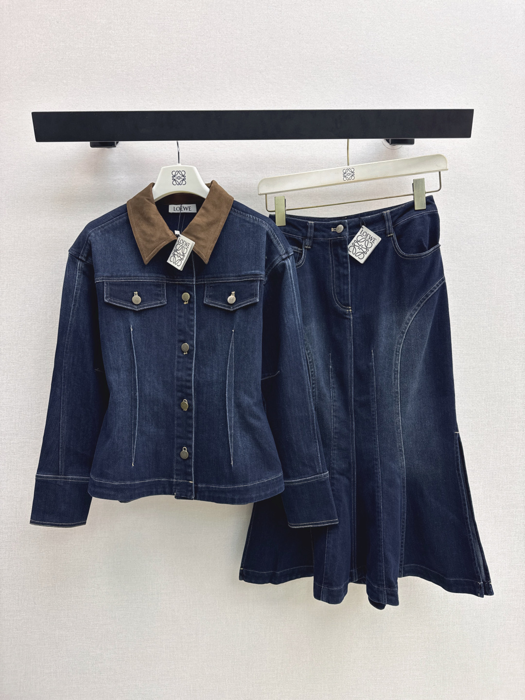 NO:758655,Loe 26Ss————The latest spring and summer original color washed denim contrasting lapel jacket, casual and handsome girl style. Adjustable waist belt design on the back. The upper body looks thin and tall. Playful and modern temperament. Retro blue stone washed denim fabric. Recommended to match. One color ready for sale sml,,loewe,jackets & coats,19860909Loe 26Ss————春夏最新款原色洗水牛仔撞色翻领外套休闲帅气少女风穿搭 后背可调节收腰腰带设计 上身显瘦又高挑 俏皮摩登气质 复古蓝石洗牛仔面料 推荐一套搭配 一色现货发售sml,,loewe,jackets & coats,,Women's clothing