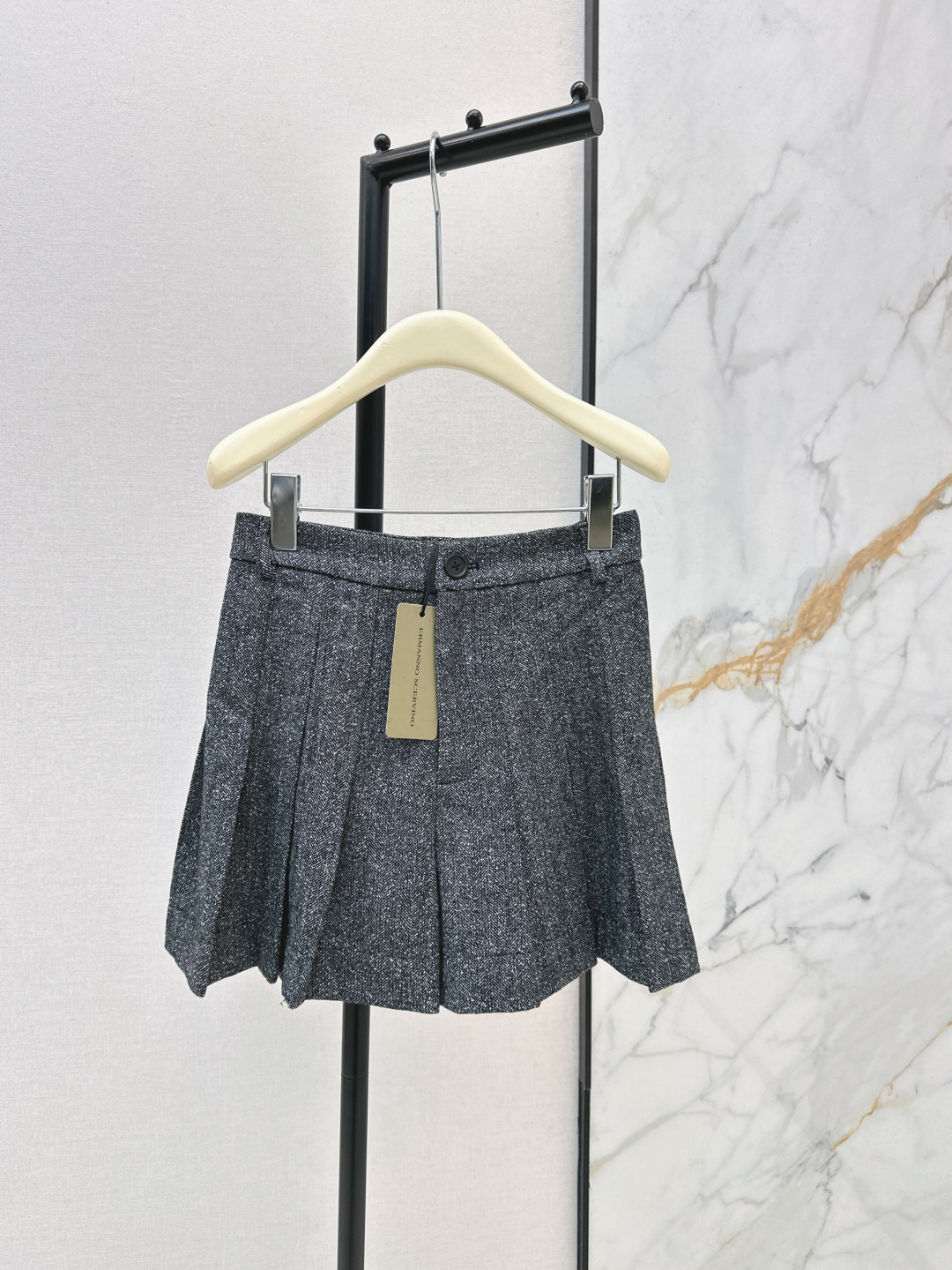 NO:758705,Es 26Ss————The latest style of pleated high-waist culottes in early spring, custom-made imported herringbone fabric. The texture is quite wide and thick. The low-key luxury design is great. Highly recommended for classic and versatile items. The three-dimensional tailoring version makes the upper body slim and tall. Recommend a series of matching. One color ready for sale sml,,skirts,19860909Es 26Ss————早春最新款压褶高腰裙裤定制进口人字纹面料 质感挺阔厚实 低调奢华设计感超赞 强烈推荐经典百搭单品 立体剪裁版型上身显瘦又高挑 推荐一系列搭配 一色现货发售sml,,skirts,,Women's clothing