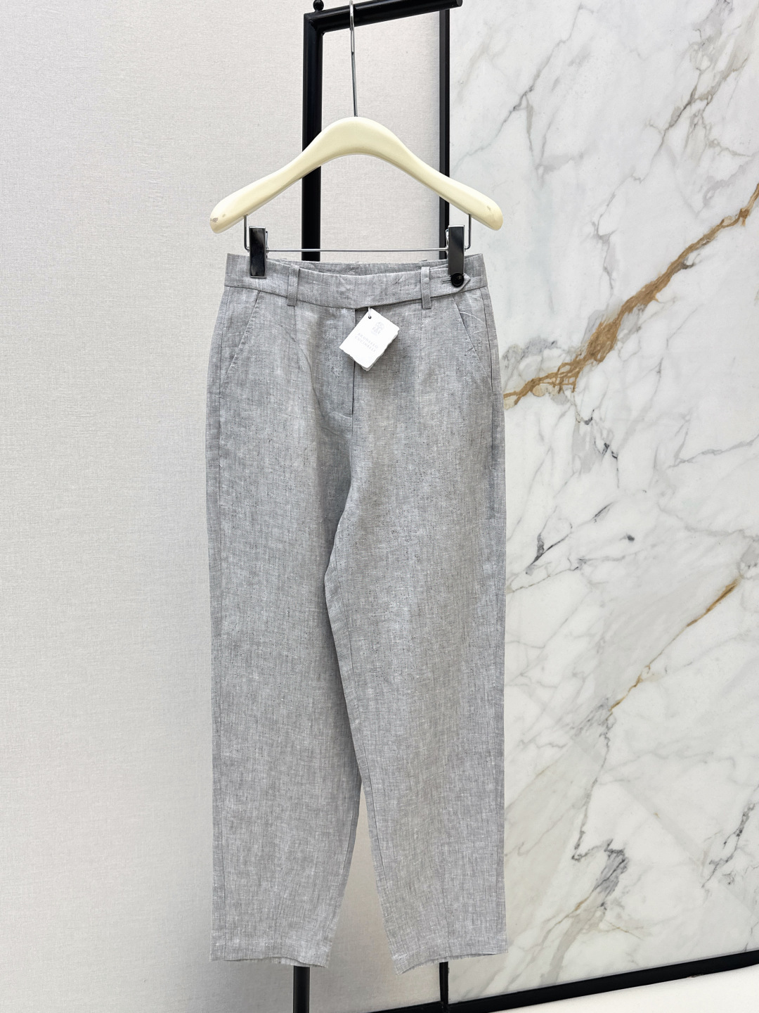 NO:758682,High sense of wear Bc 26Ss————The latest spring and summer linen tapered trousers with side buckle design, casual version, versatile and not picky. Simple commuting and casual temperament. Imported fabrics with cool and breathable temperament. Recommended to match. One color ready for sale sml,,19860909高知感穿搭 Bc 26Ss————春夏最新款亚麻锥形西裤侧扣设计休闲版型百搭不挑人 简约通勤随性气质单品 进口面料清凉透气质 推荐一套搭配 一色现货发售sml,,,Women's clothing