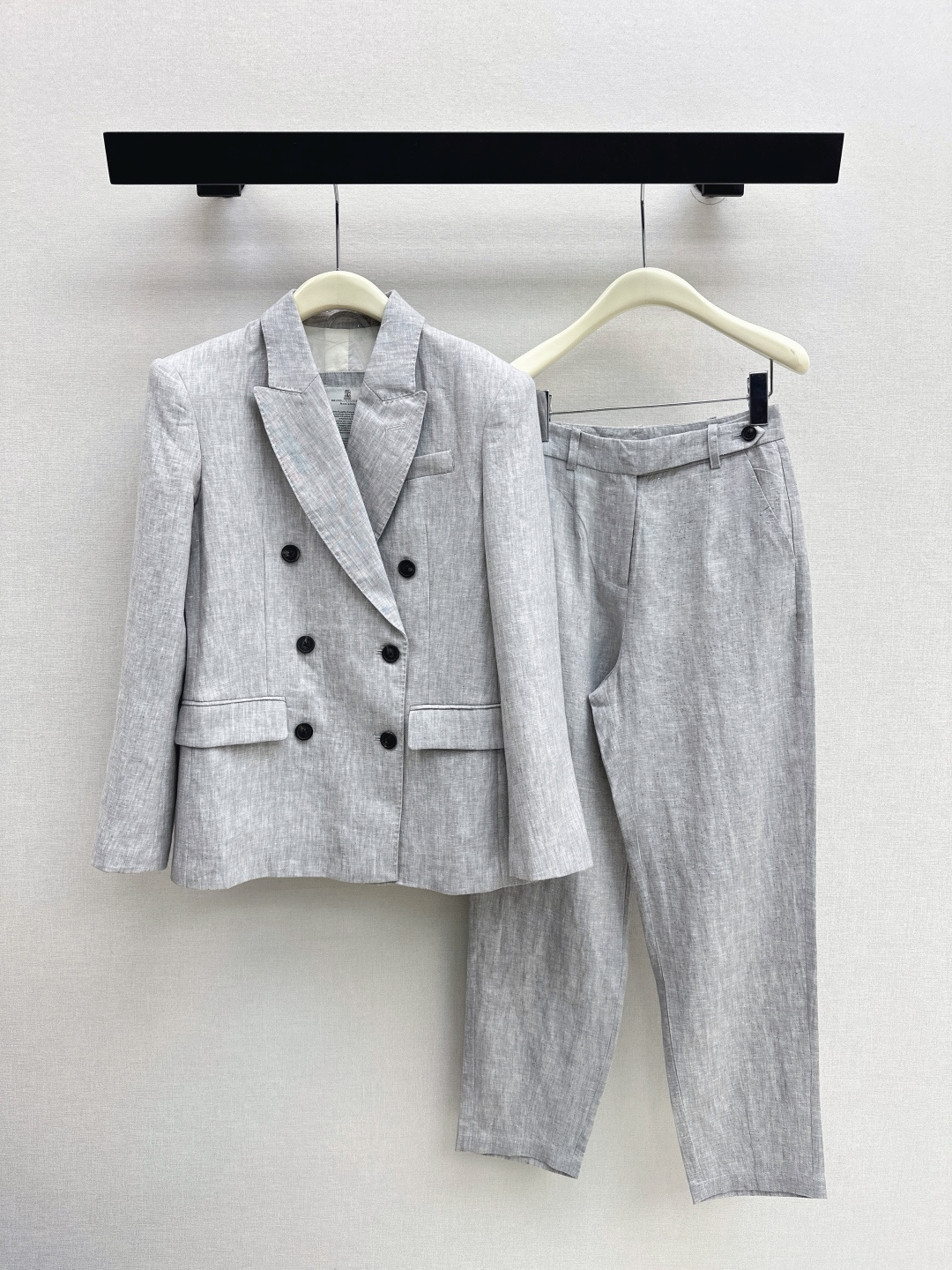 NO:758675,High sense of wear Bc 26Ss————The latest spring and summer double-breasted linen suit jacket, customized Bling linen fabric, copper chain decoration on the back neck, minimalist design, luxurious and not simple. Highly recommended for personal use. The upper body is capable and elegant. Goddess of aura. Commuting wear is easy to control and interpret different styles. Recommended to match. Two colors are available for sale sml,, jackets & coats, business suit,19860909高知感穿搭 Bc 26Ss————春夏最新款双排扣亚麻西装外套定制Bling亚麻面料 后领铜链装饰极简主义设计奢华不简 强烈推荐自留款 上身干练优雅气场女神 通勤穿搭轻松驾驭演绎不同风格 推荐一套搭配 两色现货发售sml,,jackets & coats,business suit,,Women's clothing