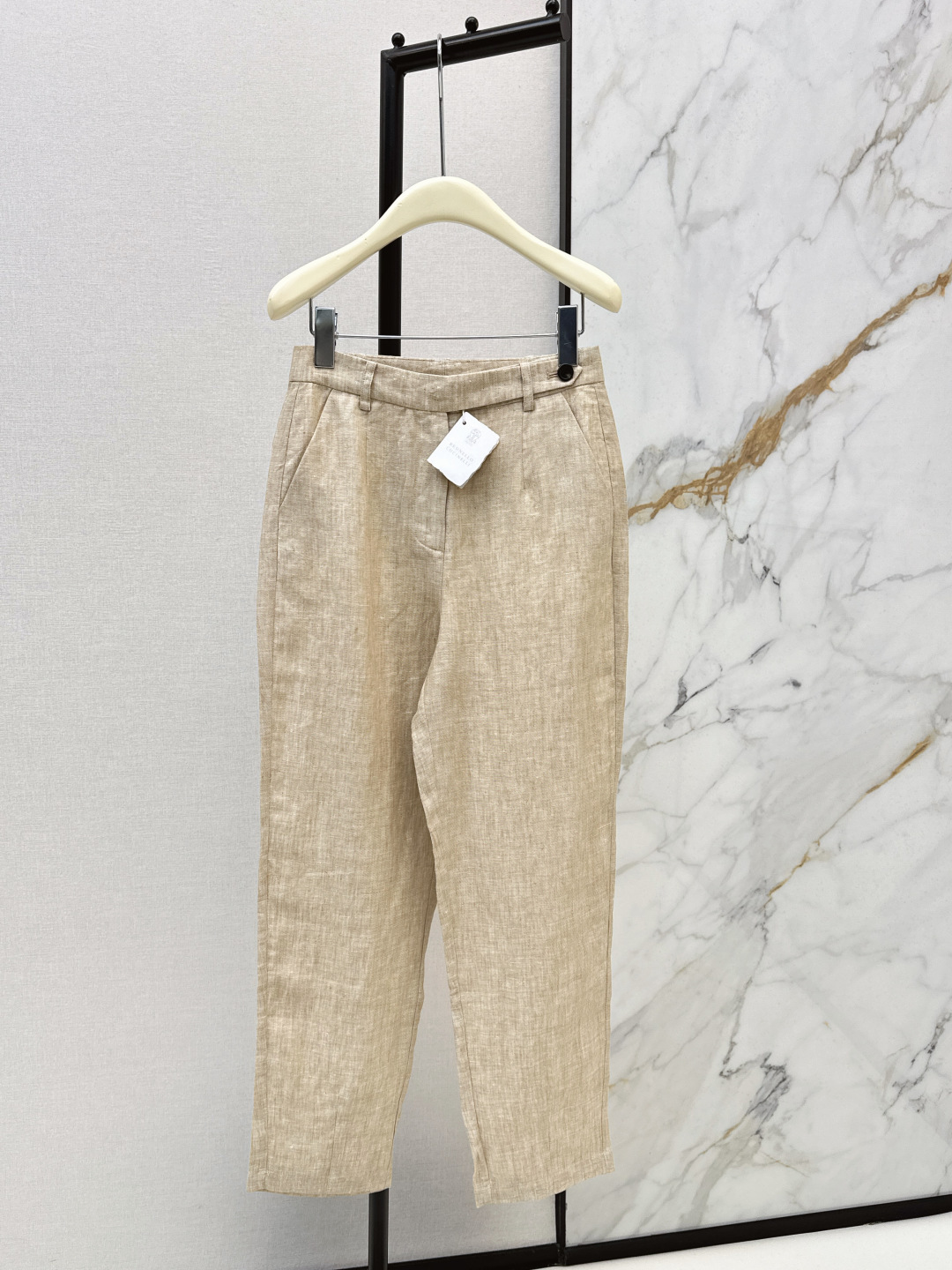 NO:758671,High sense of wear Bc 26Ss————The latest spring and summer linen tapered trousers with side button design, casual version, versatile and not picky. Simple commuting and casual temperament. Imported fabrics with cool and breathable temperament. Recommended to match. Two colors available for sale sml,,19860909高知感穿搭 Bc 26Ss————春夏最新款亚麻锥形西裤侧扣设计休闲版型百搭不挑人 简约通勤随性气质单品 进口面料清凉透气质 推荐一套搭配 两色现货发售sml,,,Women's clothing