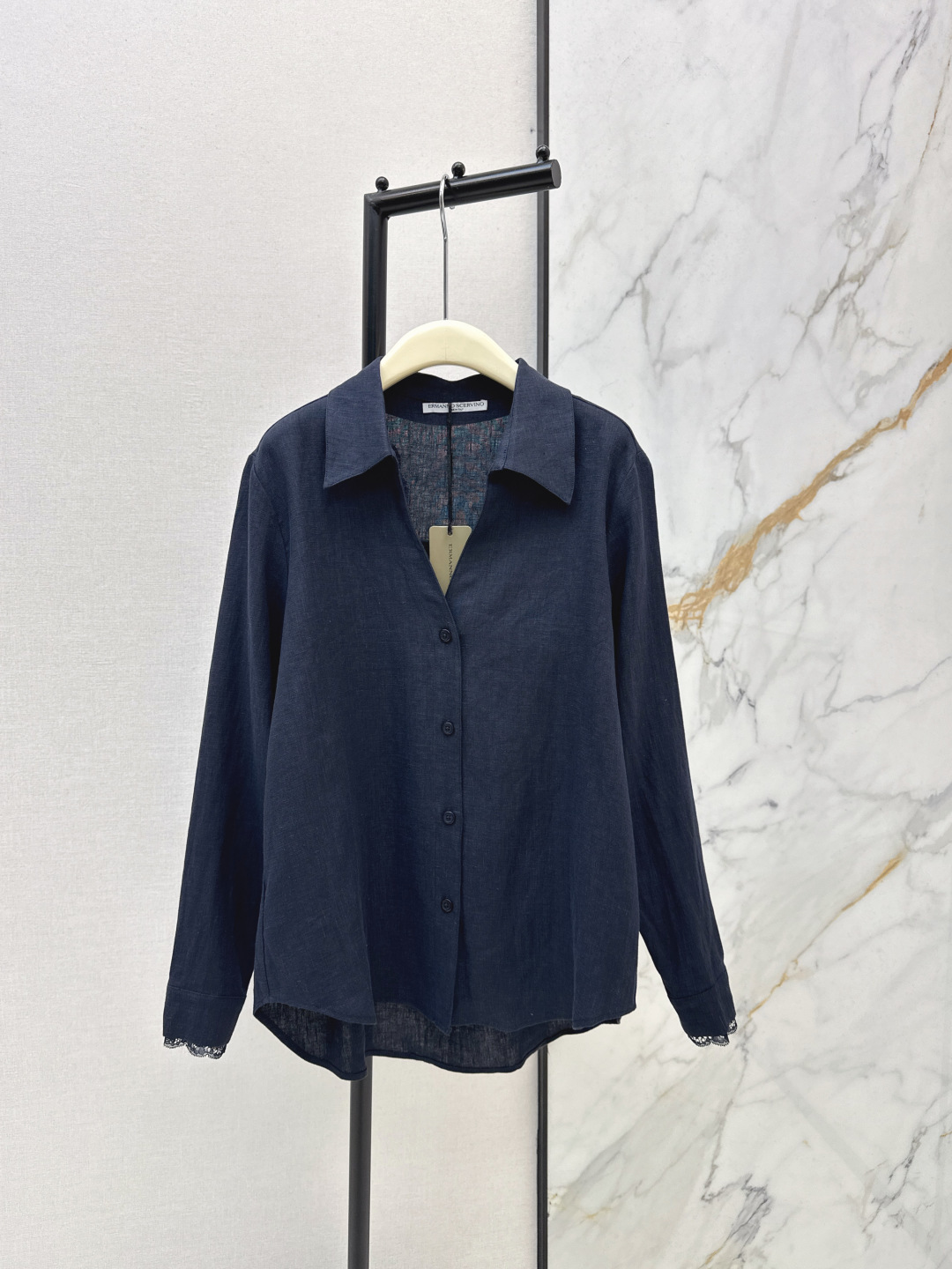 NO:758660,Es 26Ss————The latest spring and summer lace splicing linen shirt is made of cotton and linen fabrics. It is comfortable and breathable. It has both sun protection function. The neckline and cuffs are spliced ​​with lace decoration. It is super beautiful in real life. The silhouette shirt can easily create a tall body proportion. It is OK whether it is for vacation or daily wear. Two colors are available for sale sml,, shirts,19860909Es 26Ss—————春夏最新款蕾丝拼接亚麻衬衫采用棉麻面料 舒适透气 防晒功能兼备 领口及袖口拼接蕾丝装饰 实物超级美 廓形感衬衫轻松造型出高挑身材比例 不管是度假或者日常穿搭都OK 两色现货发售sml,,shirts,,Women's clothing