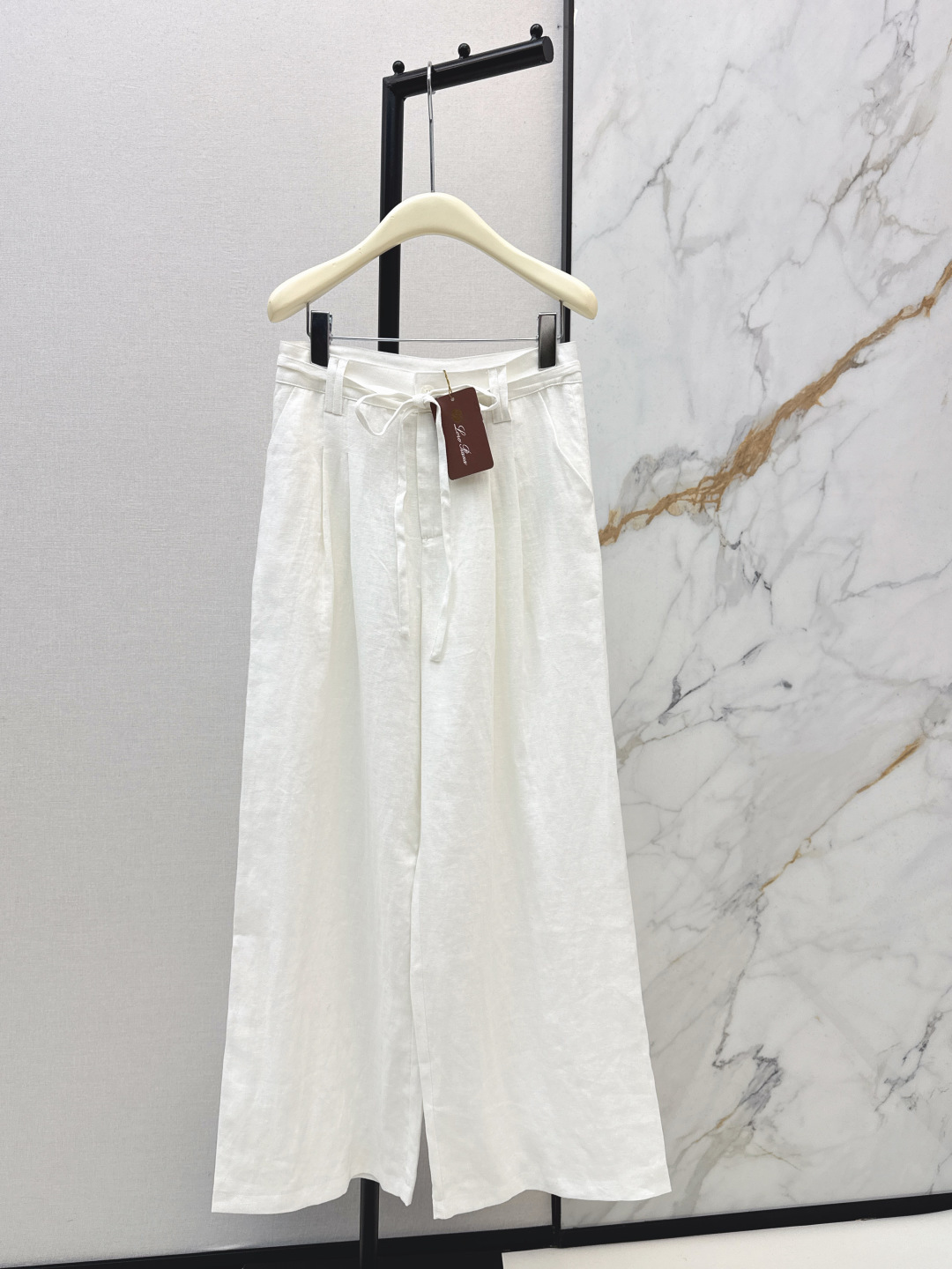 NO:758654,Old money style high-end commuting, very practical. LP 26Ss————The latest cotton and linen suit for spring and summer. Loose shirt + straight pants + vest. Made of high-weight cotton and linen fabrics. Super good texture. Very high-end. Proper old money style. Suitable for daily gatherings or commuting. Lazy and casual with a sense of vacation. Strong sense of style. Developed in two colors. Ready for sale sml, loro piana, shirts,19860909老钱风高阶通勤 实穿性超高 LP 26Ss————春夏最新棉麻套装宽松衬衫+直筒裤 +马甲采用了高克重的棉麻面料 质感超好 非常高级 妥妥的老钱风 日常聚会或者通勤都可以 慵懒休闲又有度假感 很强的造型感 两色分开发 现货发售sml,,loro piana,shirts,,Women's clothing