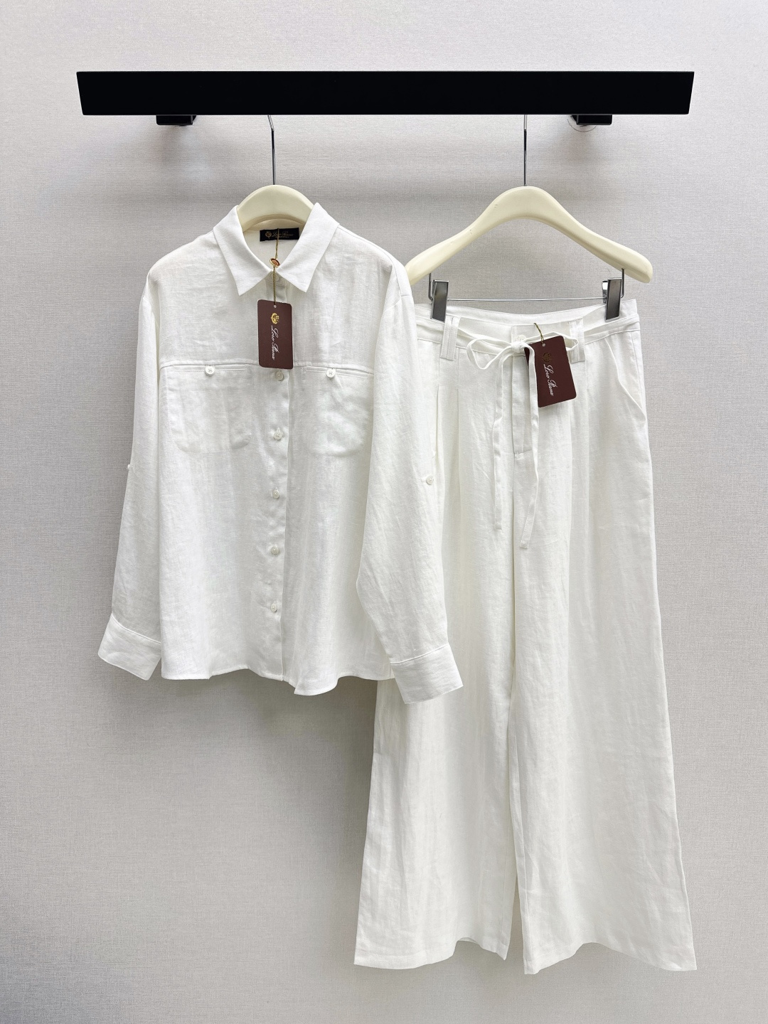 NO:758648,Old money style high-end commuting, very practical. LP 26Ss————The latest cotton and linen suit for spring and summer. Loose shirt + straight pants + vest. Made of high-weight cotton and linen fabrics. Very good texture. Very high-end. Proper old money style. Suitable for daily gatherings or commuting. Lazy and casual with a sense of vacation. Strong sense of style. Two colors are developed. Ready for sale. SML lining, loro piana, shirts,19860909老钱风高阶通勤 实穿性超高 LP 26Ss————春夏最新棉麻套装宽松衬衫+直筒裤 +马甲采用了高克重的棉麻面料 质感超好 非常高级 妥妥的老钱风 日常聚会或者通勤都可以 慵懒休闲又有度假感 很强的造型感 两色分开发 现货发售sml 衬,,loro piana,shirts,,Women's clothing