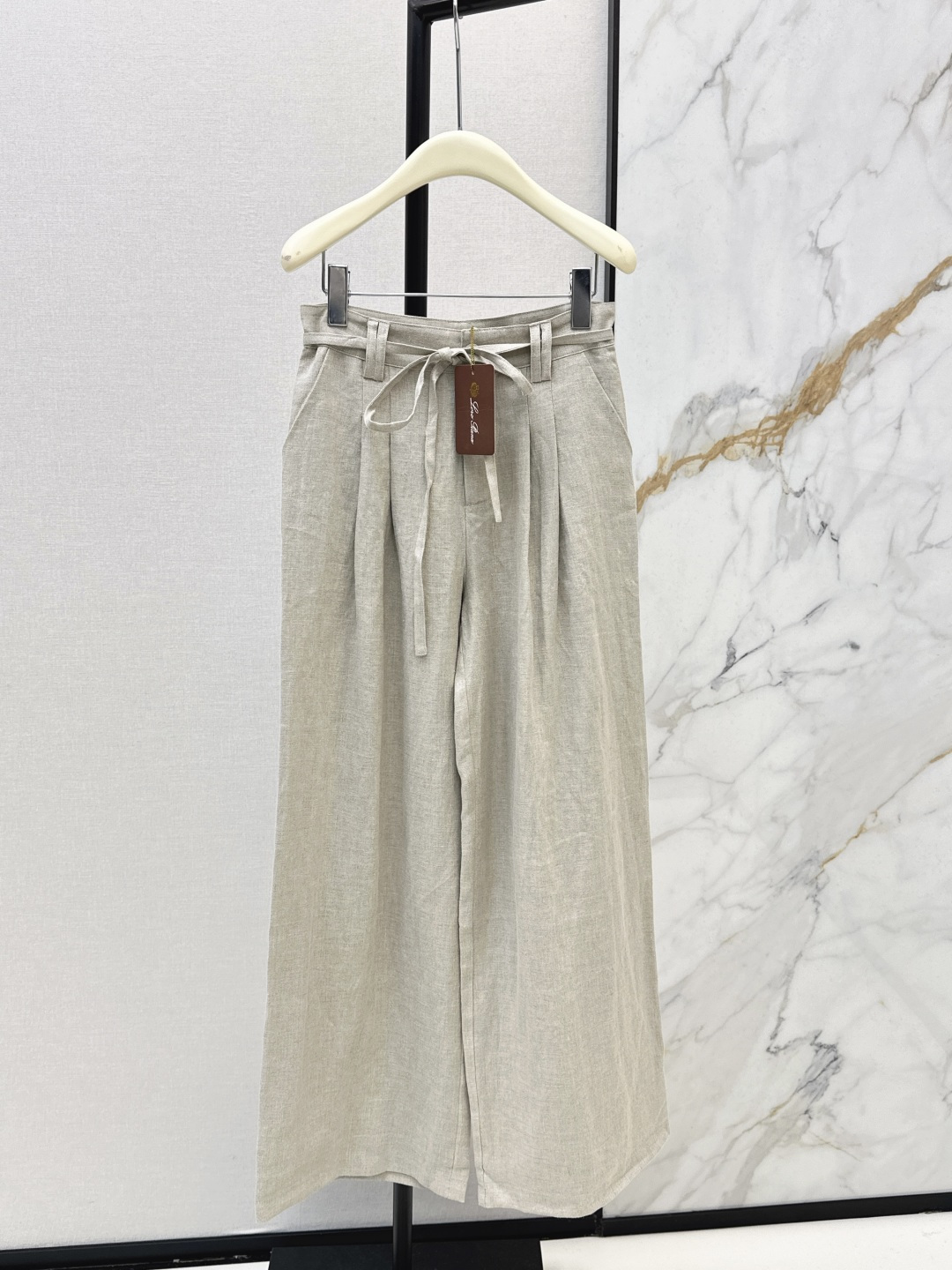 NO:758704,Old money style high-end commuting, very practical. LP 26Ss————The latest cotton and linen suit for spring and summer. Loose shirt + straight pants + vest. Made of high-weight cotton and linen fabrics. Super good texture. Very high-end. Proper old money style. Suitable for daily gatherings or commuting. Lazy and casual with a sense of vacation. Strong sense of style. Developed in two colors. Ready for sale sml, loro piana, shirts,19860909老钱风高阶通勤 实穿性超高 LP 26Ss————春夏最新棉麻套装宽松衬衫+直筒裤 +马甲采用了高克重的棉麻面料 质感超好 非常高级 妥妥的老钱风 日常聚会或者通勤都可以 慵懒休闲又有度假感 很强的造型感 两色分开发 现货发售sml,,loro piana,shirts,,Women's clothing