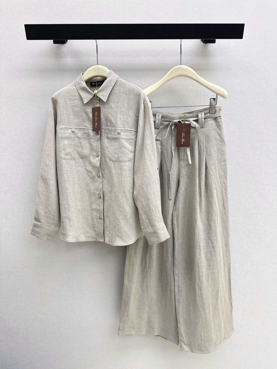 NO:758696,Old money style high-end commuting, very practical. LP 26Ss————The latest cotton and linen suit for spring and summer. Loose shirt + straight pants + vest. Made of high-weight cotton and linen fabrics. Very good texture. Very high-end. Proper old money style. Suitable for daily gatherings or commuting. Lazy and casual with a sense of vacation. Strong sense of style. Two colors are developed. Ready for sale. SML lining, loro piana, shirts,19860909老钱风高阶通勤 实穿性超高 LP 26Ss————春夏最新棉麻套装宽松衬衫+直筒裤 +马甲采用了高克重的棉麻面料 质感超好 非常高级 妥妥的老钱风 日常聚会或者通勤都可以 慵懒休闲又有度假感 很强的造型感 两色分开发 现货发售sml 衬,,loro piana,shirts,,Women's clothing