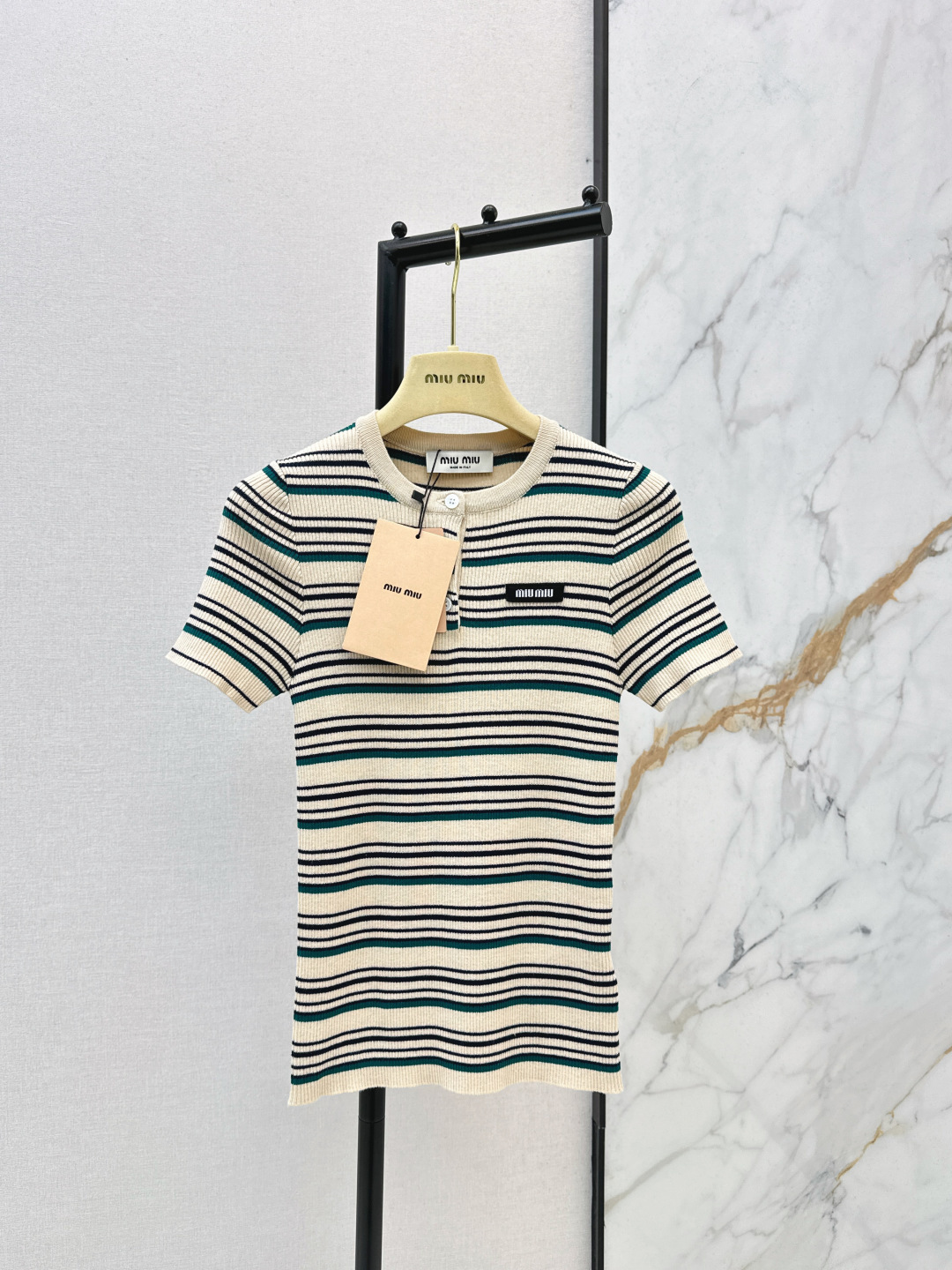 NO:760252,Miu 26Ss————The latest striped short-sleeved sweater for spring and summer, off-white + dark green stripes, full of fresh retro style. The knitted fabric is soft and close-fitting. It is super comfortable to wear in summer. It looks slim and elegant. It has a slim fit. It is suitable for daily commuting, dating and vacation. It is a versatile item in the summer wardrobe. One color ready for sale sml,, miumiu, T-shirt,19860909Miu 26Ss————春夏最新款条纹短袖针织衫米白+深绿条纹 清新复古风满满 针织面料柔软贴身 夏天穿超舒服 显瘦又显气质 修身版型 日常通勤约会度假都很适合 是夏季衣橱百搭神器 一色现货发售sml,,miumiu,T-shirt,,Women's clothing