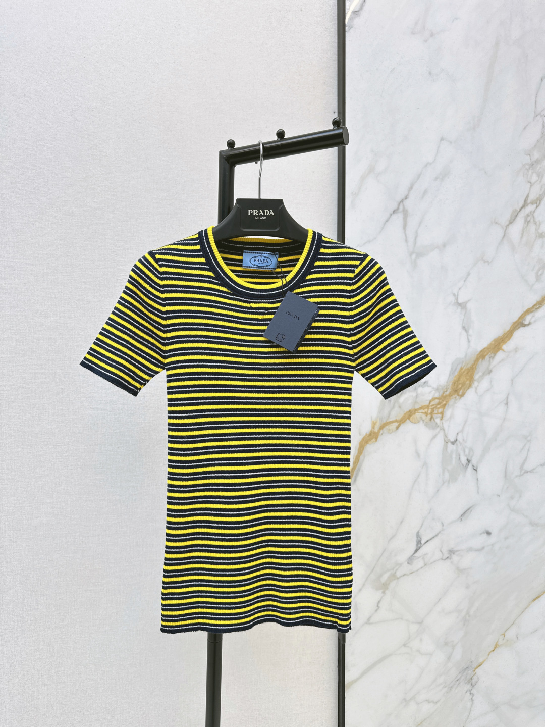 NO:760321,PD 26Ss - the latest striped knitted short-sleeved classic contrasting design for spring and summer. Vibrant and fashionable. The knitted fabric has good elasticity and fits the body shape. It is super comfortable to wear in spring and summer. The round neck is simple. The striped elements are retro and modern. It can be easily controlled for daily commuting and leisure. Easily get a modern and casual style. One color is available for sale sml,, T-shirt,19860909PD 26Ss———春夏最新款条纹针织短袖经典撞色设计 活力又时髦 针织面料弹性好 贴合身形 春夏穿超舒服 圆领简约 条纹元素复古又现代 日常通勤休闲都能轻松驾驭 轻松get摩登随性风一色现货发售sml,,T-shirt,,Women's clothing