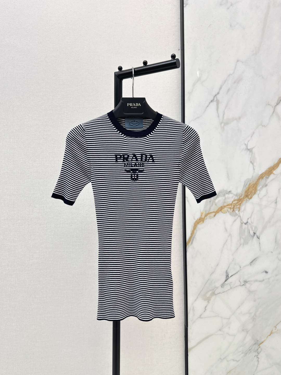 NO:760314,PD 26Ss————The latest striped short-sleeved sweater for spring and summer. The latest striped knitted series. Minimalist black and white stripes + classic logo intarsia interpret comfort and fashion. It shows your figure and is versatile for daily use. The round neck slim fit makes the upper body slimmer. The collar and cuffs are color-blocked to highlight the layers. The classic logo jacquard label on the chest highlights the recognition. It can be worn for daily commuting and casual wear. It can be paired with high-waisted pants or skirts. You can easily go out with it casually.  One color ready for sale sml,,skirts,T-shirt,19860909PD 26Ss————春夏最新款条纹短袖针织衫最新款的条纹针织系列 极简黑白条纹+经典logo徽标嵌花诠释舒适与时髦 日常显身材又百搭 圆领修身版型上身巨显瘦 领口和袖口拼色凸显层次 胸口经典logo提花标签凸显辨识度 日常通勤休闲都能穿 搭配高腰裤or半裙都ok 随便一搭就能轻松出街 一色现货发售sml,,skirts,T-shirt,,Women's clothing