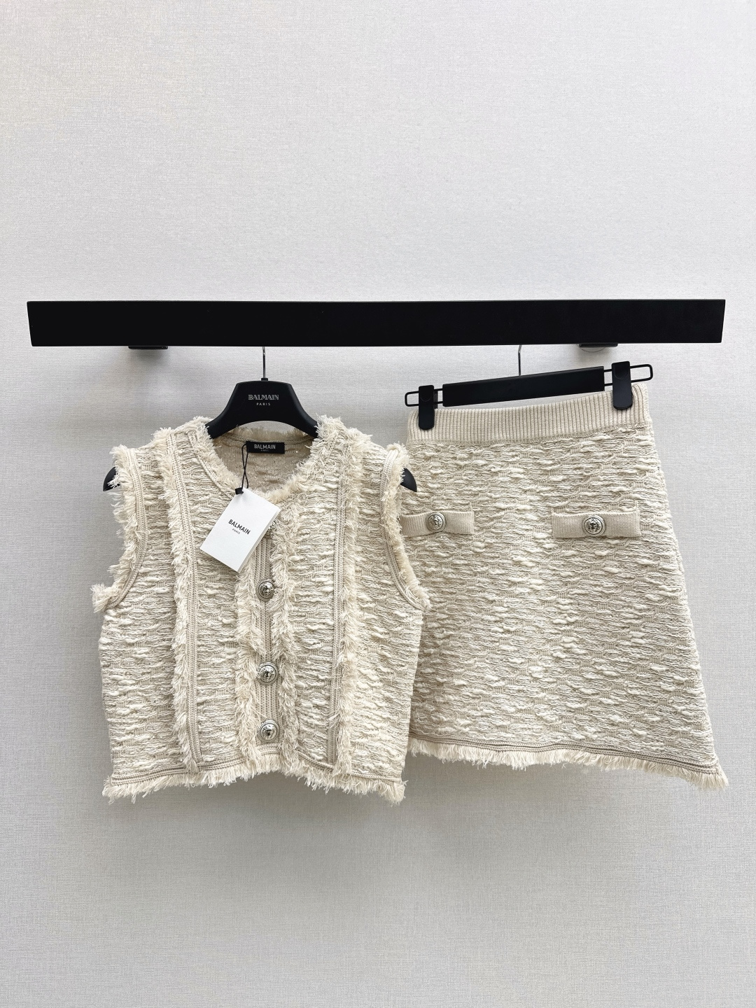 NO:760291,Bal 26Ss - the latest spring and summer tassel edge craft cream suit sleeveless tassel vest + skirt. The fabric has a soft velvet texture. The three-dimensional texture + soft waxy surface combines comfort and luxury. A set of combinations makes it more sweet, warm and casual. Unlocks the luxury formula of all-season high-luxury wear ~ One set is available. One color ready for sale sml,,skirts,19860909Bal 26Ss————春夏最新款流苏边工艺奶油套装无袖流苏马甲+半裙 面料柔绒质感 立体肌理+软糯面兼顾舒适与高级 一套搭配更显甜暖随性 解锁全季高奢穿搭的奢华公式～一套出 一色现货发售sml,,skirts,,Women's clothing