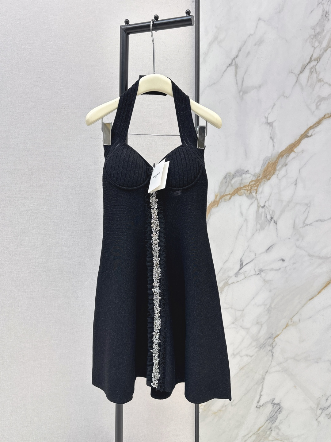 NO:760284,Bal 26Ss————The latest halterneck knitted dress for spring and summer. It is blessed with heavy-drilling technology to add a sense of luxury. The waist is slim and the upper body is slimming. The temperament is elegant, modern and playful. A must-have high-end item for white, rich and beautiful. One color ready for sale sml,,skirts,19860909Bal 26Ss————春夏最新款挂脖针织连衣裙重工钉钻工艺加持 增添奢华感 收腰修身版型上身巨显瘦 气质优雅摩登俏皮 白富美必备高级单品 一色现货发售sml,,skirts,,Women's clothing