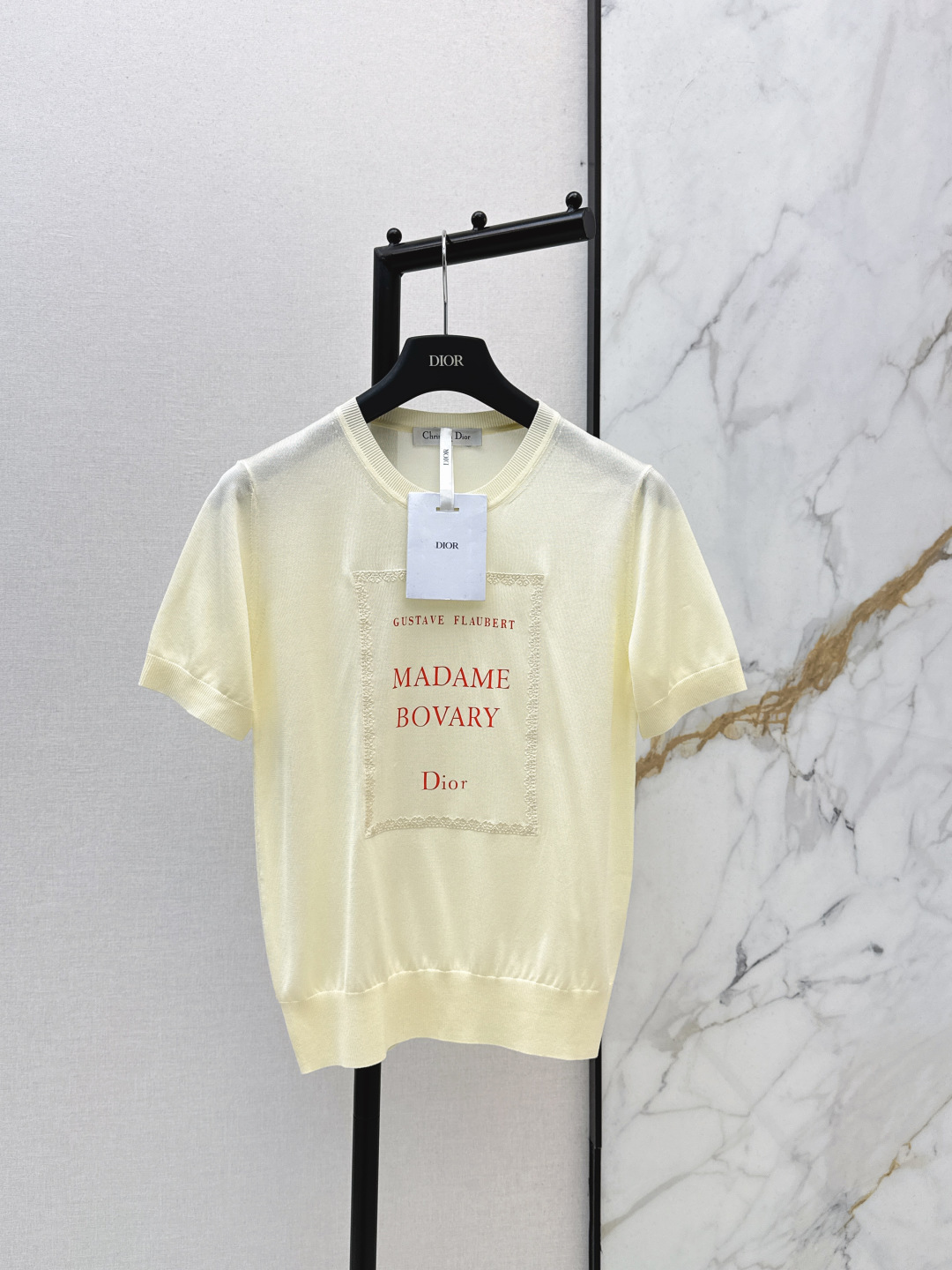 NO:760276,CD 26Ss - the latest Garden World series embroidered short-sleeved sweater for spring and summer. 18-needle imported mulberry silk yarn with exquisite texture and perfect details. Gentle and elegant temperament. The classic version is not picky and can be easily controlled for commuting and leisure. A must-have high-end item for Bai Fumei. One color ready for sale sml,, T-shirt,19860909CD 26Ss———春夏最新款花园世界系列刺绣短袖针织衫18针进口桑蚕丝纱线质感细腻 细节满分 温柔优雅的气质单品 经典版型不挑人通勤休闲都能轻松驾驭 白富美必入高级单品 一色现货发售sml,,T-shirt,,Women's clothing