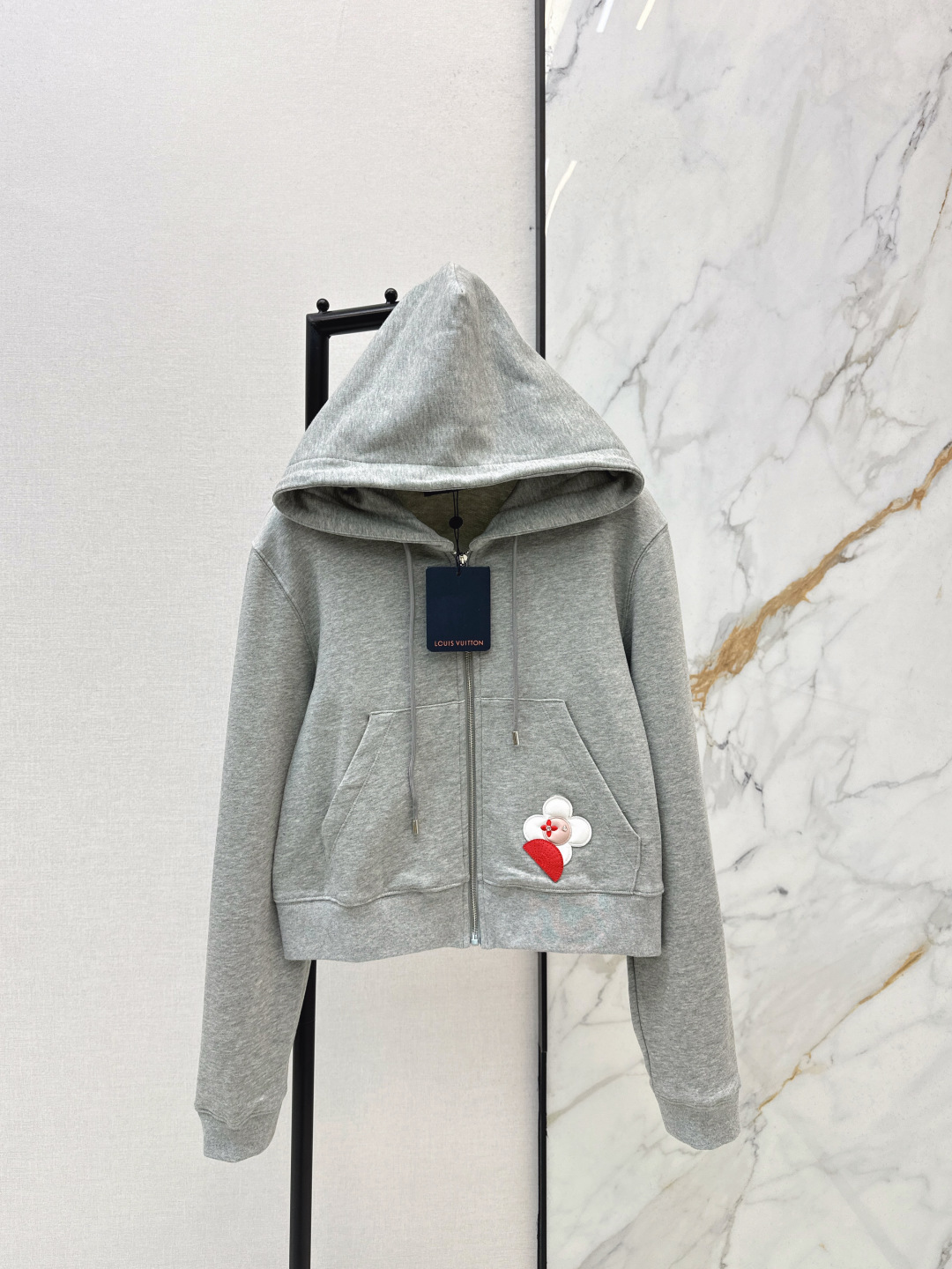 NO:760269,L Family 26Ss————The latest spring and summer hooded casual high-end gray jacket, customized terry fabric, high-end texture, hooded short version, all kinds of T-shirts and shorts look good together, one color ready for sale smlxl, louis vuitton, shorts, jackets & coats, tees, t-shirt, hats,19860909L家 26Ss————春夏最新款连帽休闲高级灰外套定制毛圈面料 质感高级 连帽小短款版型 各种T恤短裤搭配起来都好看 一色现货发售smlxl,,louis vuitton,shorts,jackets & coats,tees，t-shirt,hats,,Women's clothing
