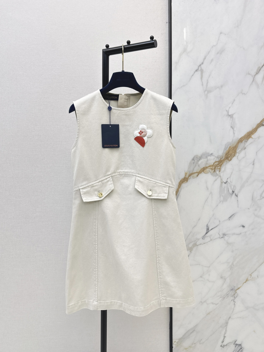 NO:760258,L Family 26Ss————A series of latest spring and summer logo embroidered sleeveless dresses are produced. Extremely fashionable. Haute couture exclusive logo. Absolute style. Casual and easy. The texture is also good. One color ready for sale smlxl, louis vuitton, skirts,19860909L家 26Ss————春夏最新款logo刺绣装饰无袖连衣裙一系列出品 时髦度爆棚 高级定制专属Logo 绝绝子的版型 随性洒脱 质感也敲好 一色现货发售smlxl,,louis vuitton,skirts,,Women's clothing