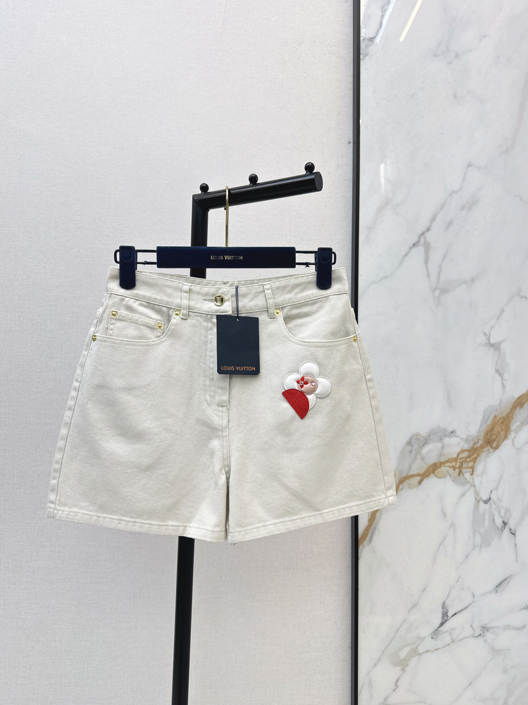 NO:760250,L Family 26Ss - the latest spring and summer logo embroidered denim suit, short denim jacket + shorts, customized with exclusive logo, unique style, casual and easy, good texture, retro and fashionable, recommended to match, one color ready for sale smlxl,, louis vuitton, shorts, jackets & coats,19860909L家 26Ss———春夏最新款logo刺绣牛仔套装小短款牛仔外套+短裤 定制专属Logo 绝绝子的版型 随性洒脱 质感也敲好 复古又时尚 推荐一套搭配 一色现货发售smlxl,,louis vuitton,shorts,jackets & coats,,Women's clothing