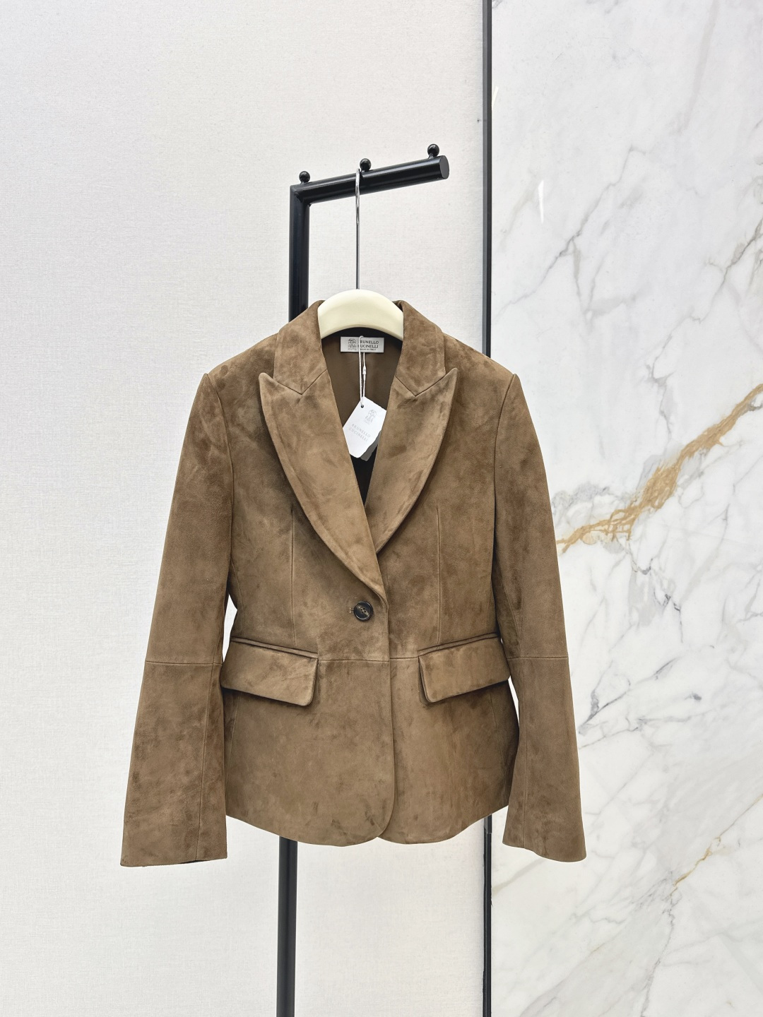 NO:760239,Comes with a dust bag for high-luxury style wear Bc 26Ss————The latest suede suit waisted jacket in early spring Look for the quality of our high-end closed velvet craftsmanship Imported 100% suede lambskin Italian luxury minimalist style Three-dimensional waist casual and elegant Sassy and gentle classic version is not flattering and makes the upper body look slimmer Sweet and salty fashionable and high-end Imported leather is delicate and crisp Two colors are available for sale sml,,jackets &  coats, business suit, sheepskin, chamois leather,19860909配防尘袋高奢风穿搭 Bc 26Ss————早春最新款麂皮绒西装收腰外套 认准我家高定闭绒工艺品质 进口百分百麂皮绒小羊皮 意式奢华极简风 立体收腰随性优雅 飒爽温柔经典版型不挑人上身很显瘦 可甜可盐时髦又高级 进口皮质细腻挺括 两色现货发售sml,,jackets & coats,business suit,sheepskin,chamois leather,,Women's clothing