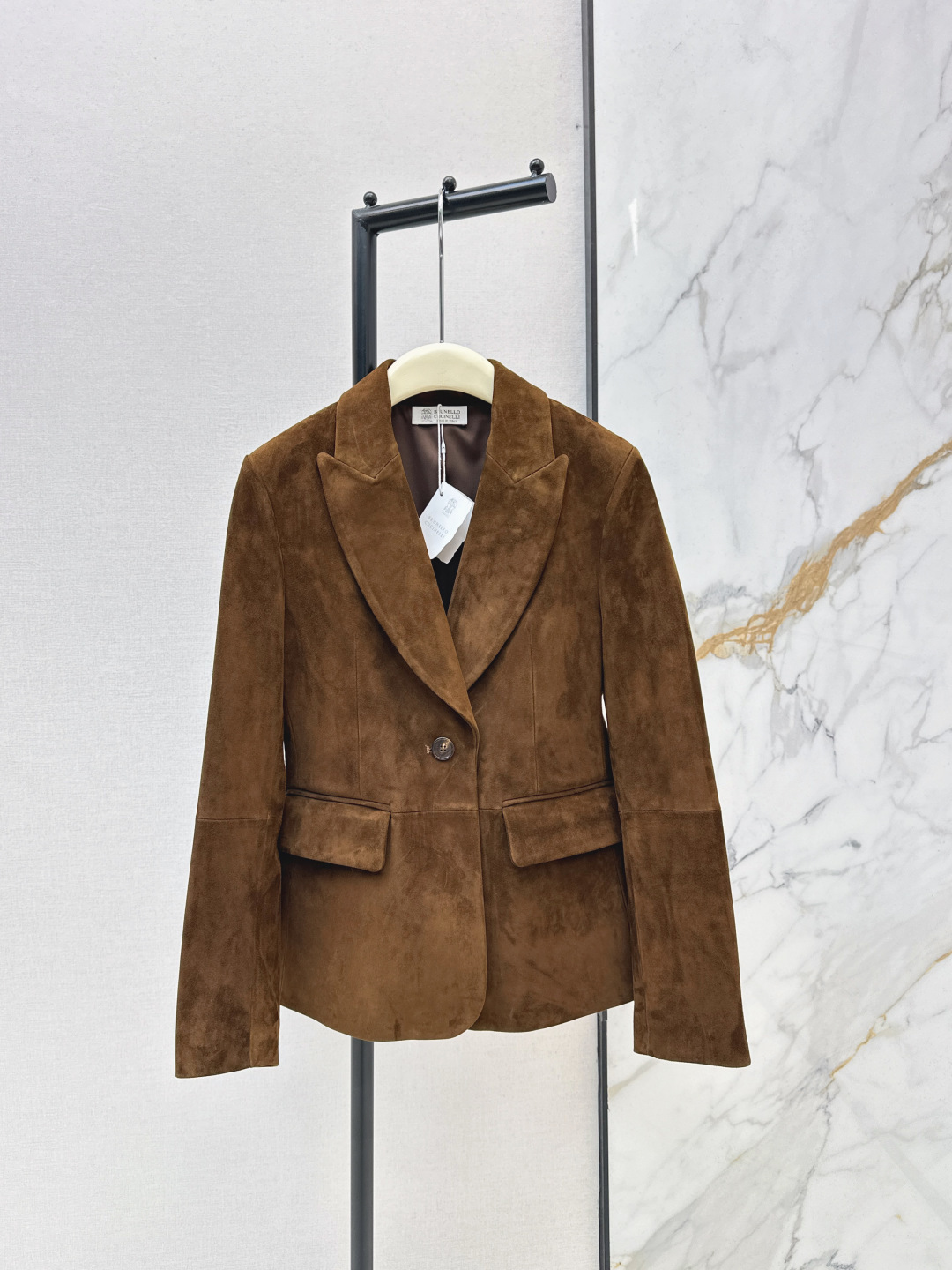 NO:760232,Comes with a dust bag for high-luxury style wear Bc 26Ss————The latest suede suit waisted jacket in early spring Look for the quality of our high-end closed velvet craftsmanship Imported 100% suede lambskin Italian luxury minimalist style Three-dimensional waist casual and elegant Sassy and gentle classic version is not flattering and makes the upper body look slimmer Sweet and salty fashionable and high-end Imported leather is delicate and crisp Two colors are available for sale sml,,jackets &  coats, business suit, sheepskin, chamois leather,19860909配防尘袋高奢风穿搭 Bc 26Ss————早春最新款麂皮绒西装收腰外套 认准我家高定闭绒工艺品质 进口百分百麂皮绒小羊皮 意式奢华极简风 立体收腰随性优雅 飒爽温柔经典版型不挑人上身很显瘦 可甜可盐时髦又高级 进口皮质细腻挺括 两色现货发售sml,,jackets & coats,business suit,sheepskin,chamois leather,,Women's clothing