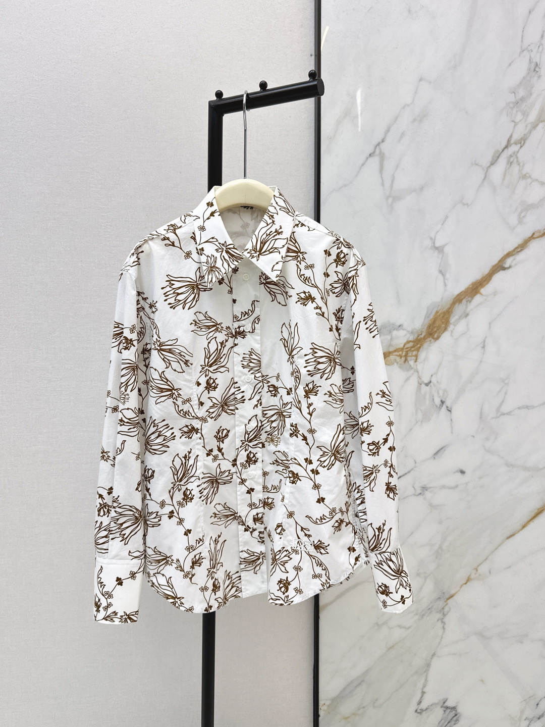 NO:760225,Fashionable design 26Ss————The latest floral pattern printed shirt in early spring reveals a relaxed, comfortable and casual fashion. Highly recommended. Anyone can wear it fashionably. There are no restrictions on body shape. It can be used for daily sun protection and concave shapes. One color ready for sale sml,, shirts,19860909时髦设计 26Ss————早春最新款花卉图案印花衬衫透漏着轻松惬意和休闲时髦 很推荐 任何人都能穿出时髦感 对身材也没有什么限制 日常防晒凹造型皆可 一色现货发售sml,,shirts,,Women's clothing