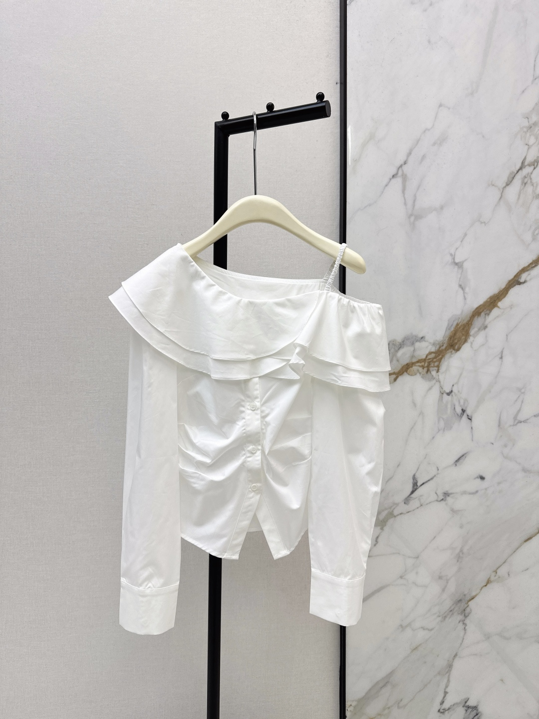 NO:760218,Retro and playful, fashionable design 26Ss————The latest spring and summer slant-shoulder fungus-edged design shirt is a very girly top. Pure cotton material. Fungus-edged pleated lace splicing design. Can be worn as a one-shoulder. Retro and romantic. Sweet and cool girly feeling. The short design makes you look taller. Three colors are available for sale sml,, shirts,19860909复古俏皮 时髦设计 26Ss————春夏最新款斜肩木耳边设计衬衫很法很少女感的一款小上衣 纯棉材质 木耳边褶皱花边拼接设计 可以当一字肩的穿 复古又浪漫 甜酷少女感 短款设计更加显高起来 三色现货发售sml,,shirts,,Women's clothing