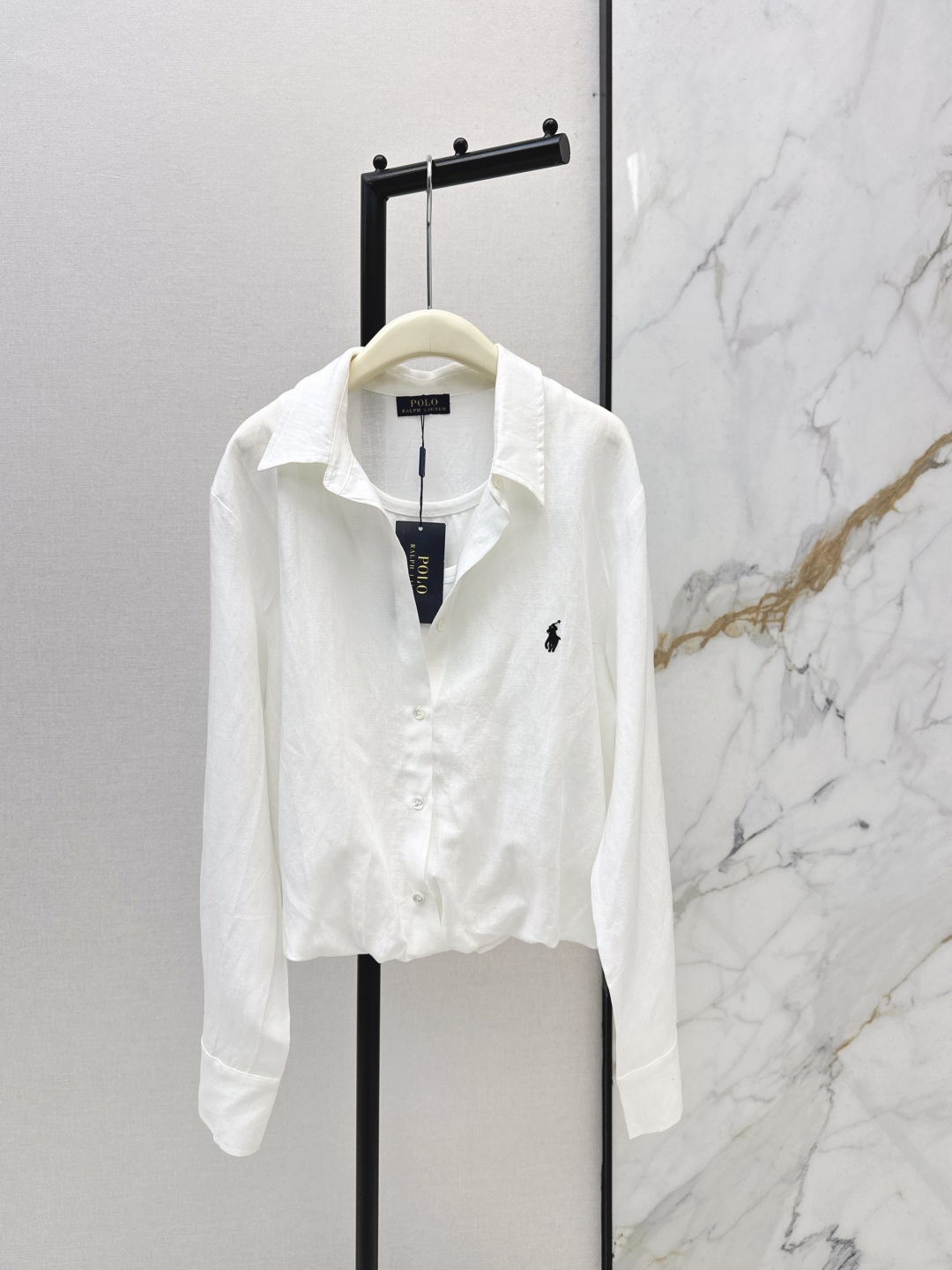 NO:760203,RL 26Ss————The latest new style of fake two-piece shirt in early autumn. Fake two-piece splicing process. The silhouette is well grasped. The upper body can achieve a relaxed and casual fashion style. It is a zero-burden dressing tool for any occasion. Two colors are available for sale sml,, shirts,19860909RL 26Ss————早秋最新款新款假两件衬衫 假两件拼接工艺 廓形拿捏的相当到位 上身实现轻松又随性的时髦型格 任何场合都零负担的 穿搭神器 两色现货发售sml,,shirts,,Women's clothing