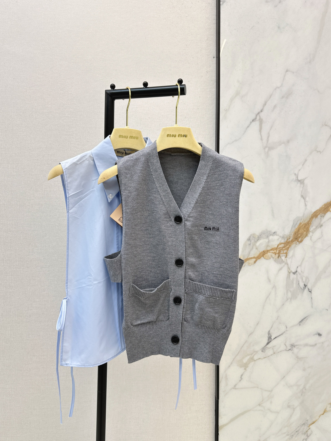 NO:760196,Miu 26Ss is the same model for many celebrities————The latest two-piece vest design top in early spring. Knitted vest + shirt vest. Miu style top fashion. A two-piece design that fashionistas cannot miss. An outfit with a high rate of return. It is so photogenic when taking vacation photos. The knitted vest can also be worn with other clothes. Two colors are available for sale sml,, miumiu,19860909超多明星同款 Miu 26Ss————早春最新款两件套马甲设计上衣 针织马甲+衬衣马甲 缪系顶级时髦 时髦精不可错过的穿搭两件套设计 回头率超高的穿搭 度假拍照太出片了啊 针织马甲还可以搭配其他衣服穿 两色现货发售sml,,miumiu,,Women's clothing