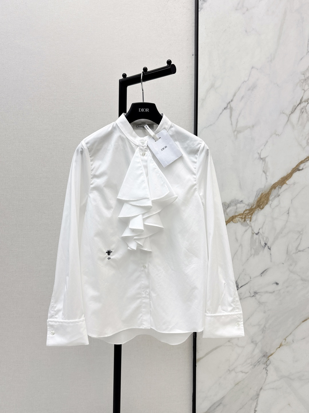 NO:760190,CD 26Ss————The latest ruffled stand-collar shirt in early spring. Positioned pleated lace. The classic short front and long back shape makes you slim and tall. The ruffled neckline is full of layers. The details are exquisitely embroidered. CD Bee. The retro palace style can be both sweet and salty. The upper body is so beautiful that it has no friends. The pure cotton fabric is light and comfortable. It is a lazy and casual high-end item. It has a sense of elegance and gorgeousness. White and rich beauty is a must-have. One color ready for sale sml,, shirts,19860909CD 26Ss————早春最新款荷叶边立领衬衫 定位褶皱花边经典前短后长版型显瘦又高挑 荷叶边领口层次感十足 细节精致刺绣CD小蜜蜂 复古宫廷风可甜可盐气质上身美到没朋友 纯棉面料轻薄舒适 演绎慵懒随性的高级单品 自带优雅华丽感 白富美必入 一色现货发售sml,,shirts,,Women's clothing