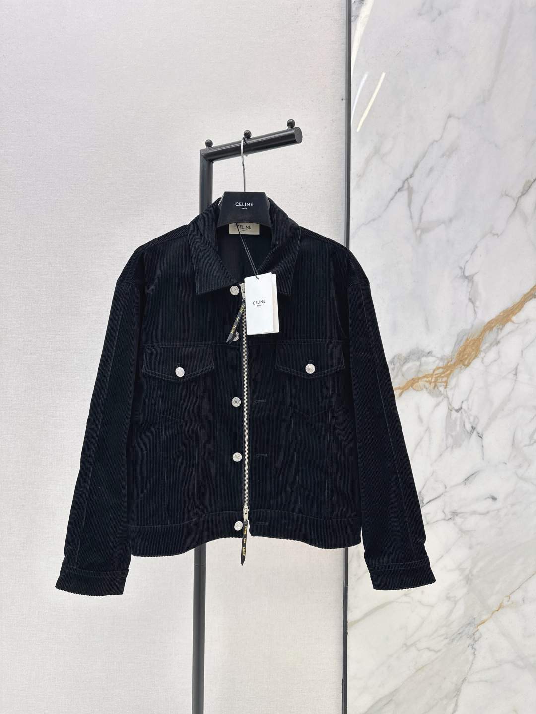 NO:760184,Ce 26Ss————The latest black corduroy denim jacket for spring and summer. Retro corduroy material. Soft and crisp. Loose fit. Super casual and fashionable. Metal zipper snap design. Easy to put on and take off. Double breast pockets are practical and stylish. Black is versatile. It looks great with T-shirts, jeans or skirts in spring and autumn. Easily switch between street or casual style. It can be easily managed in daily outings and parties. One color ready for sale sml,,skirts,jeans,jackets &  coats,tees,t-shirt,19860909Ce 26Ss————春夏最新款黑色灯芯绒牛仔外套 复古灯芯绒材质 柔软又挺括 宽松版型超显随性时髦 金属拉链按扣设计 穿脱方便 双胸口袋实用又有型 黑色百搭 春秋季节随便搭T恤牛仔裤或裙装都很出彩 轻松切换街头or休闲风 日常出街 聚会都能轻松驾驭 一色现货发售sml,,skirts,jeans,jackets & coats,tees，t-shirt,,Women's clothing