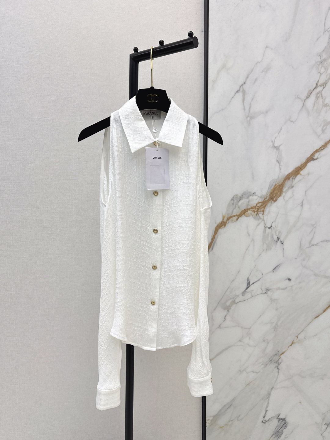 NO:760241,C Home 26Ss————The latest light mature style off-shoulder long-sleeved silk shirt in early spring. The classic lapel design retains the neatness of the shirt and neutralizes the sweetness of the off-shoulder design. The loose shoulder version has a slightly curved hem with a casual and lazy drape. It is very tolerant to the body and has a lazy and refined atmosphere. It is very suitable for creating a gentle and slightly sexy outfit. Ready for sale in one color sml,, chanel, shirts, real  silk,19860909C家 26Ss————早春最新款轻熟风露肩长袖真丝衬衫 经典翻领设计保留了衬衫的利落感 中和了露肩设计的甜腻 宽松落肩版型 下摆呈微弧形自带随性慵懒的垂坠感 对身材包容度很高自带慵懒又精致的氛围感 很适合打造温柔又带点小性感的穿搭 一色现货发售sml,,chanel,shirts,real silk,,Women's clothing