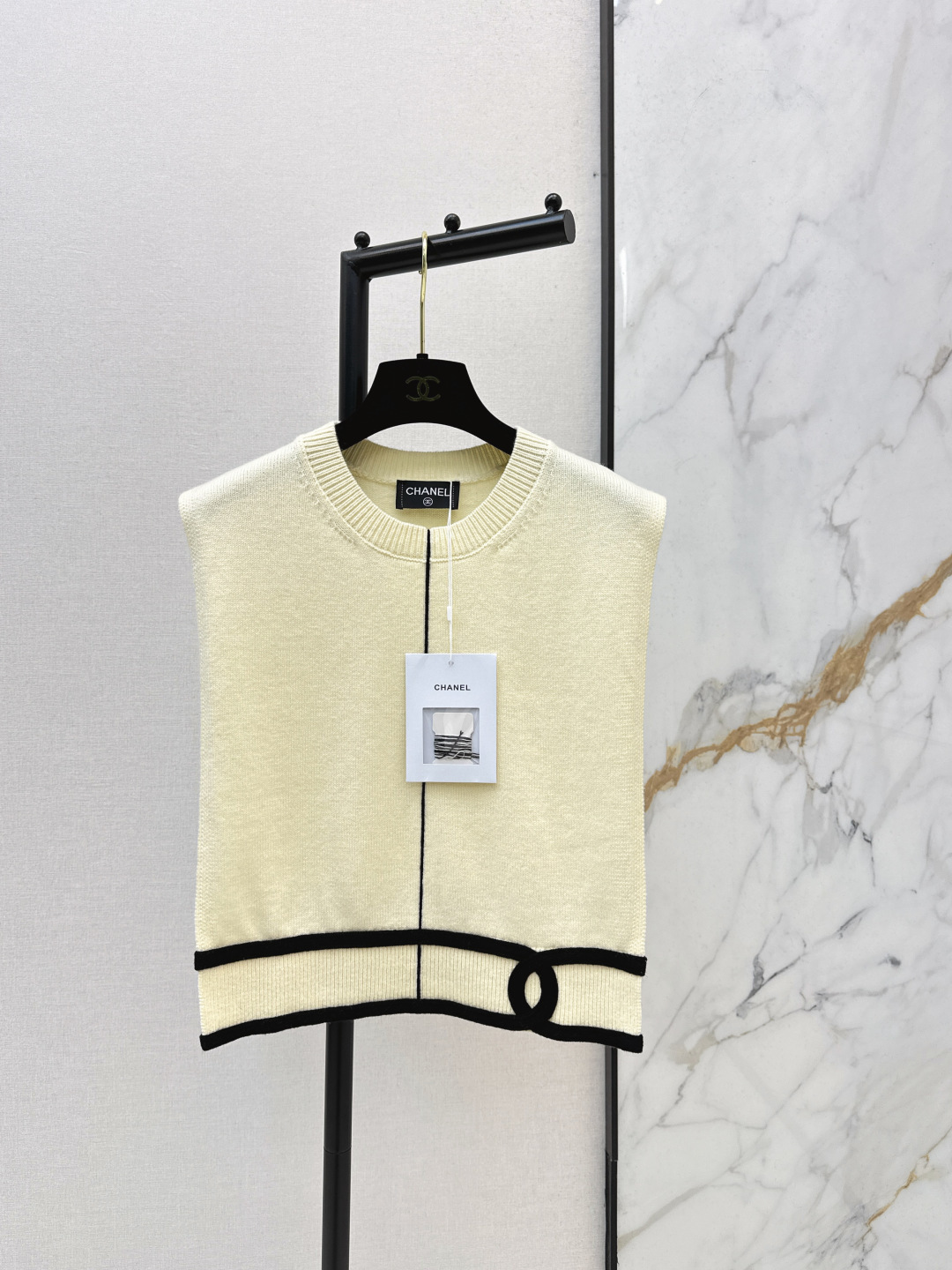 NO:760221,C Home 26Ss————The latest spring and summer style logo contrasting woven decorative knitted vest vest, intellectual and elegant style~~The fine logo pattern can really bring out the overall texture of the clothes. The regular waist length is especially suitable for fat girls to optimize the body proportions. Two colors are available in stock sml,,chanel,19860909C家 26Ss————春夏最新款logo撞色提织装饰针织马甲背心知性优雅的气质款～～精细的logo图案非常能衬托出衣服的整体质感 常规的齐腰长度尤其适合微胖的女生优化身材比例 两色现货发售sml,,chanel,,Women's clothing