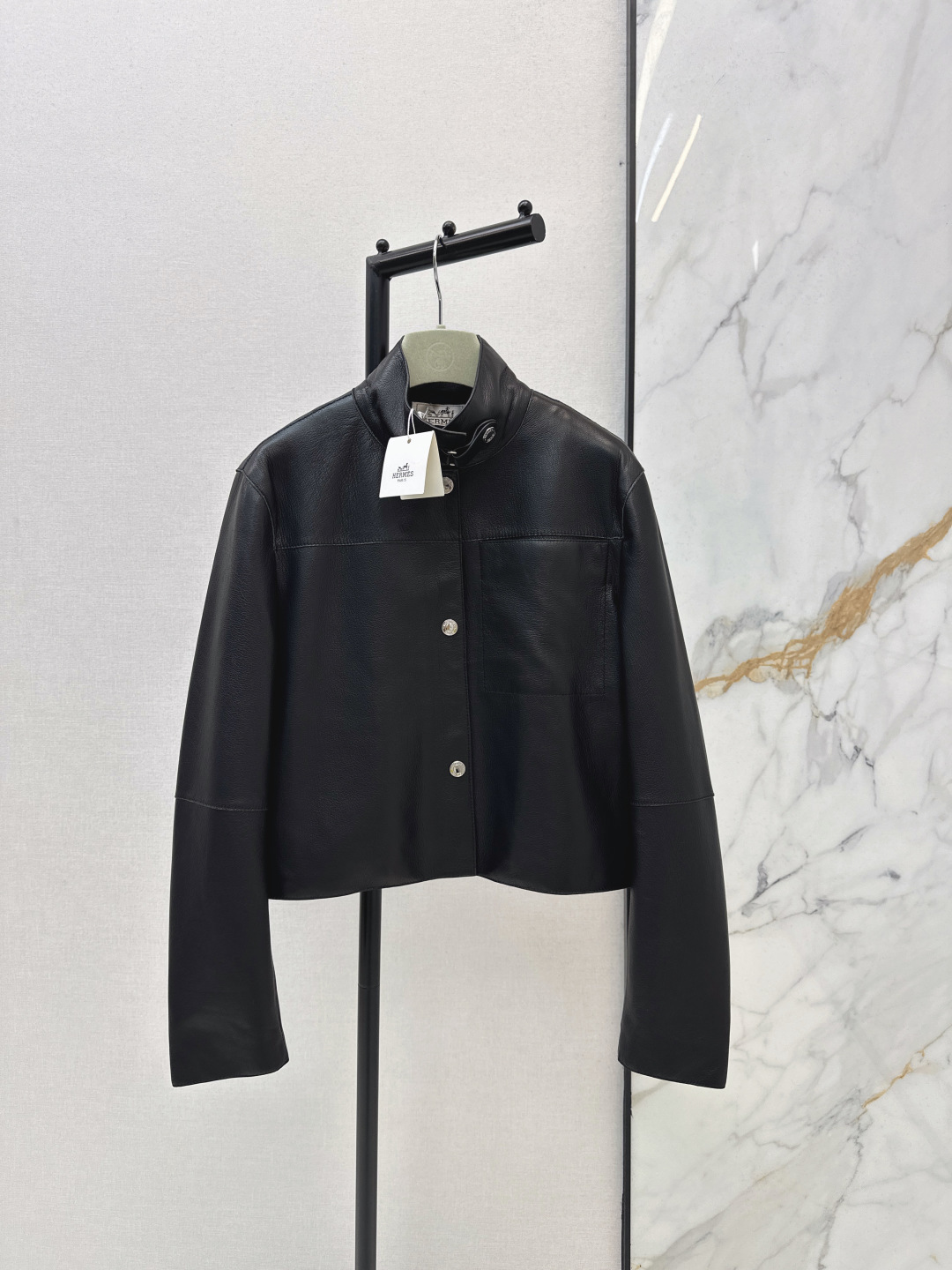 NO:760207,p Comes with a dust bag for high-intelligence wear. Her 26Ss——————The latest equestrian style genuine leather jacket in early spring is a must-have item this season. Customized litchi pattern. 100% imported lambskin texture is invincible. Low-key aristocratic temperament, versatile, fashionable and high-end. The classic version is super authentic. Pure handmade oil edge craftsmanship. One color ready for sale sml,,jackets & coats,jackets & coats,sheepskin,19860909p 配防尘袋高智感穿搭 Her 26Ss—————早春最新款马术风真皮夹克外套本季必入不可错过的单品 定制荔枝纹 百分百进口小羊皮质感无敌 低调贵族气质百搭时髦又高级 经典版型超正 纯手工油边工艺 一色现货发售sml,,jackets & coats,jackets & coats,sheepskin,,Women's clothing