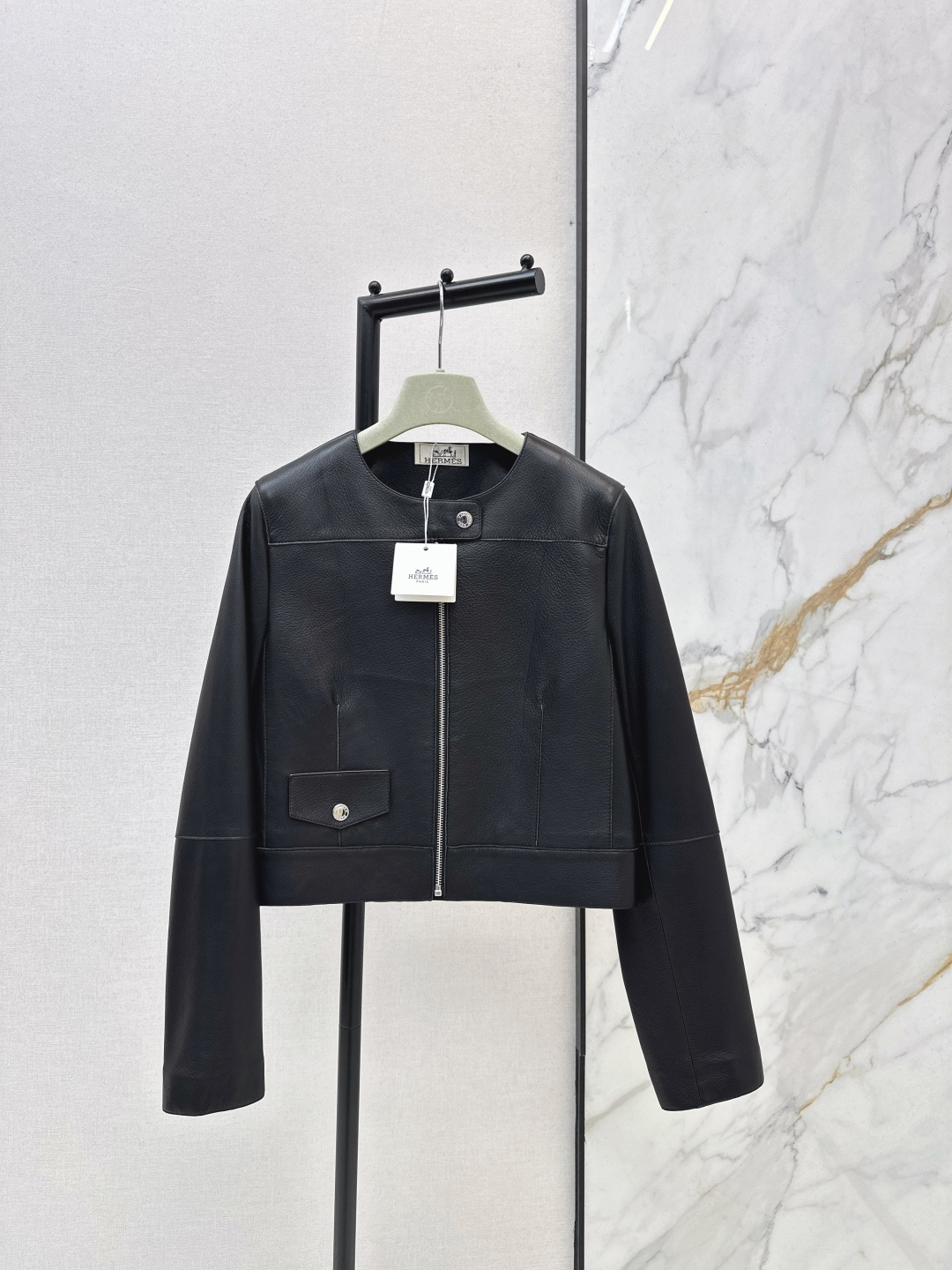 NO:760199,Comes with a dust bag for smart wear. Her 26Ss - the latest equestrian-style genuine leather jacket for spring and summer. A must-have item this season. Customized pebbled pattern. 100% imported lambskin texture. Low-key aristocratic temperament, versatile, fashionable and high-end. Classic round neck H version, super authentic. Pure handmade oil edge craftsmanship. One color ready for sale sml,,jackets & coats,jackets & coats,sheepskin,19860909配防尘袋高智感穿搭 Her 26Ss————春夏最新款马术风真皮夹克外套本季必入不可错过的单品 定制荔枝纹 百分百进口小羊皮质感无敌 低调贵族气质百搭时髦又高级 经典圆领H版型超正 纯手工油边工艺 一色现货发售sml,,jackets & coats,jackets & coats,sheepskin,,Women's clothing