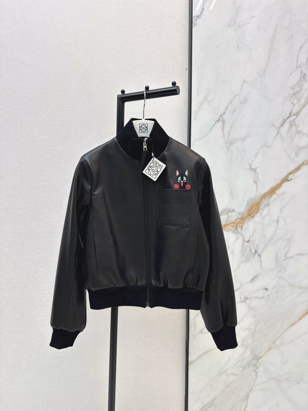 NO:760195,Comes with dust bag, exclusive first release, Loe 26Ss - the latest cat co-branded design for spring and summer, retro baseball jacket, leather coat, American modern fashionable elements, sweet or salty, top imported 100% lambskin fabric, leather texture, oily, soft and delicate, retro American classic, super popular, A and sassy, casual and lazy style. Two colors available for sale sml,,loewe,jackets & coats,jackets & coats,leather  jacket, sheepskin,19860909配防尘袋独家首发 Loe 26Ss————春夏最新款猫咪联名设计复古棒球夹克皮衣外套美式摩登时髦元素可甜可盐 顶级进口百分百小羊皮面料 皮质肉感油润柔软又细腻 复古美式经典超级大爱 又A又飒随性的慵懒风 两色现货发售sml,,loewe,jackets & coats,jackets & coats,leather jacket,sheepskin,,Women's clothing